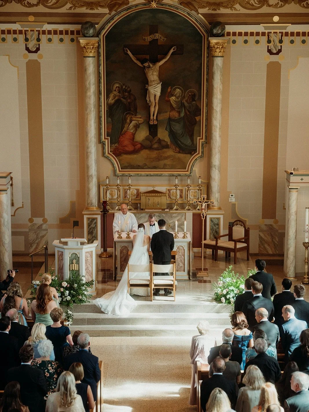 Meghan &amp; Michael&rsquo;s classic ceremony florals paired with an airy, garden-inspired reception- proof that timeless design is all about balance. Simple &amp; Romantic 🤍✨ 

Photos 1-3 @garyhuynhphotography 
Phots 4 &amp; 5 @rachel.calvelli 

-
