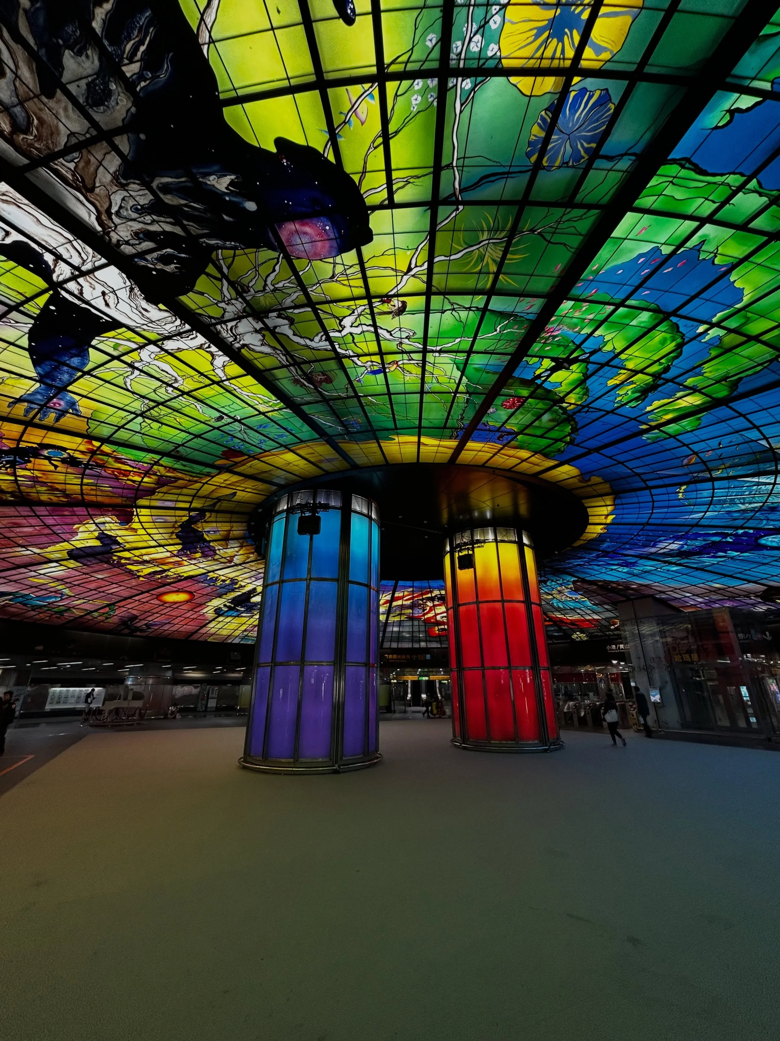 Kaohsiung surprised me.

Not in the loud, obvious way some cities do, but slowly. Through art spaces hidden inside old warehouses, evenings drifting between street food stalls and neon lights, and desserts that somehow taste even better in the humidi