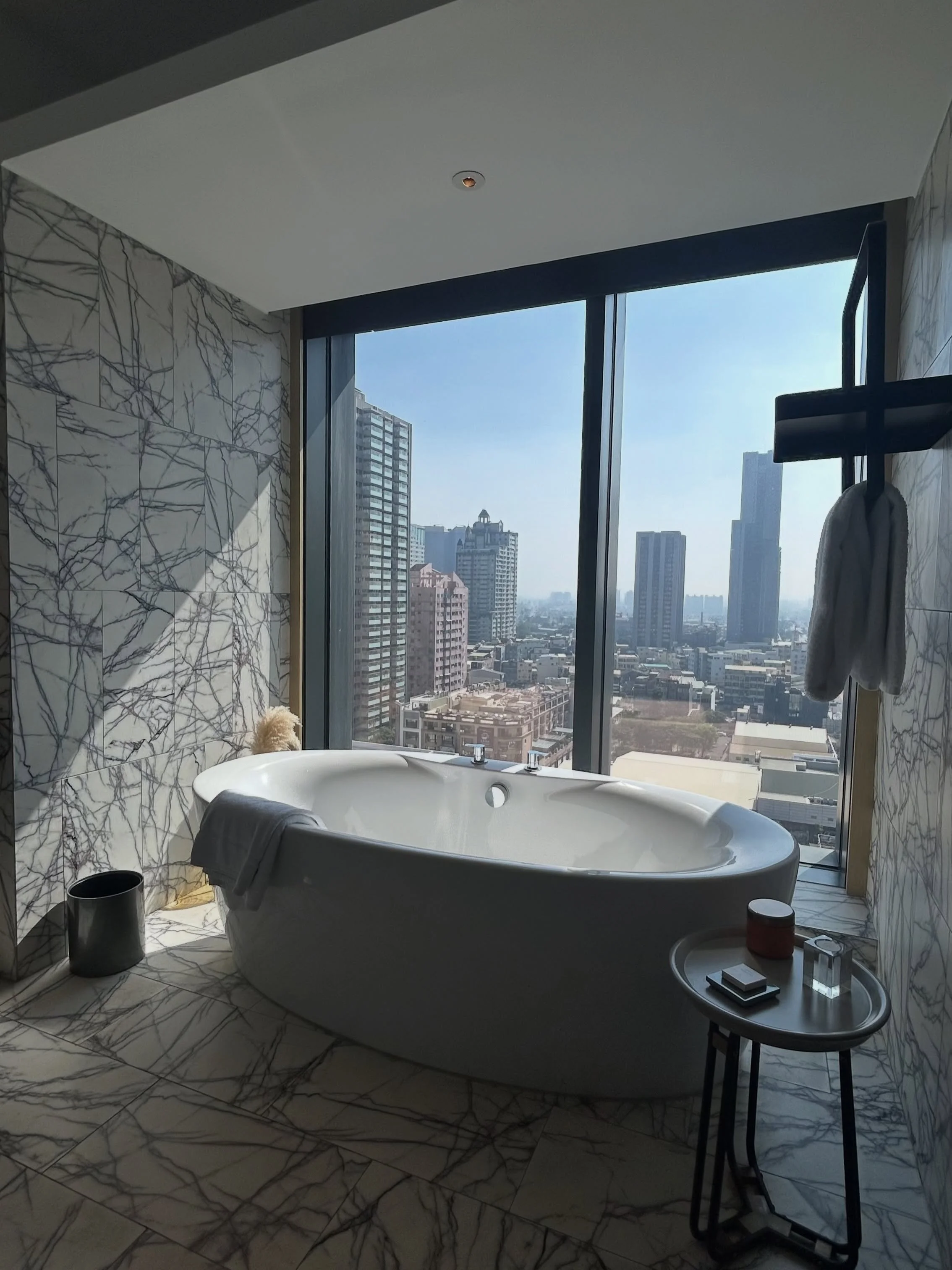 One of my favourite details at InterContinental Kaohsiung is not just the view, the restaurants, or even the location.

It is the bathroom.

Spacious, beautifully designed, and flooded with natural light, it feels more like a private wellness retreat