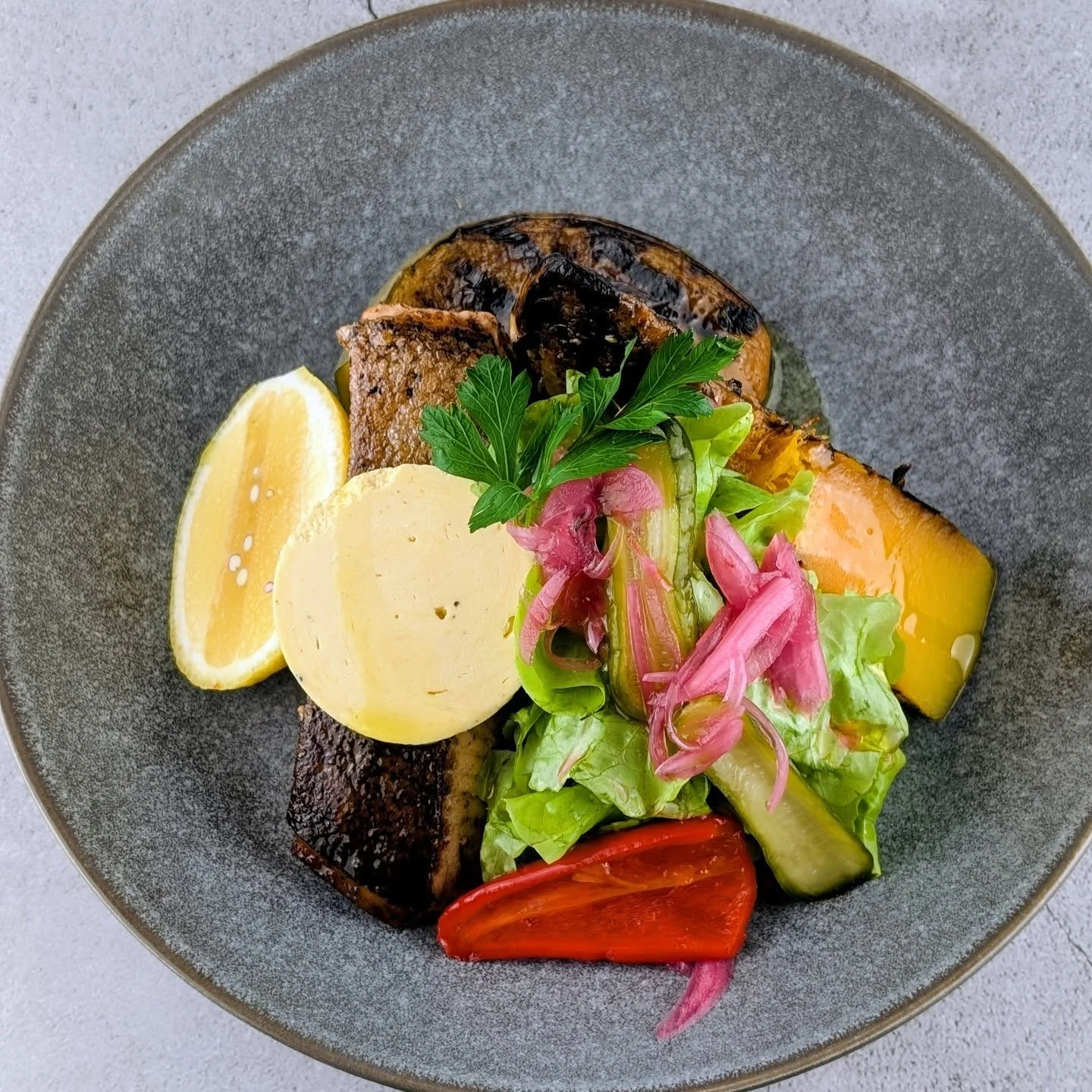🐟 Fresh Salmon . Thoughtfully Prepared. Beautifully Delivered.

Salmon paired with chargrilled Pumpkin and lettuce with our homemade pickles served with Confit garlic butter and a drizzle of premium extra virgin olive oil.

At Artisan Meals Company,