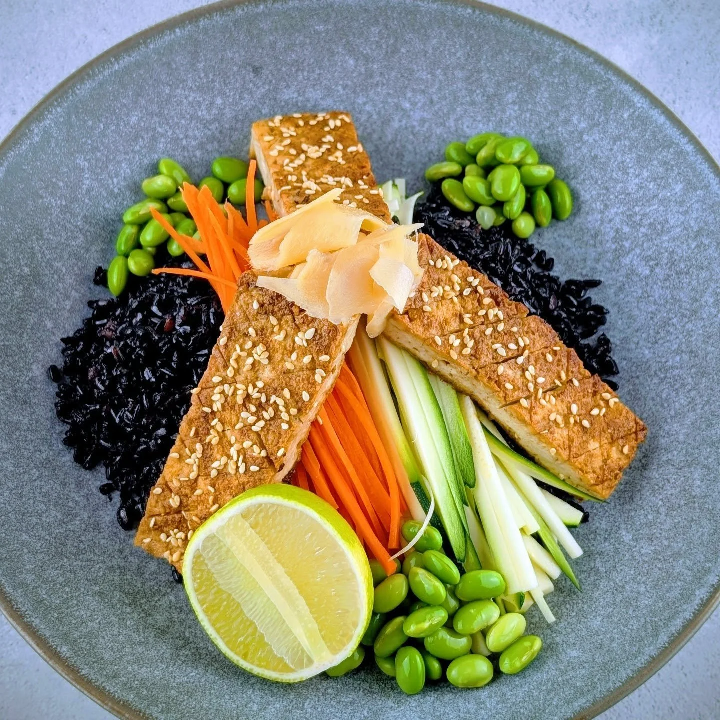 Long days. Full schedules. No time to compromise on food. Here is a fresh Poke Bowl with Black rice, Glazed tofu &amp; our homemade pickle ginger!

At Artisan Meals Company, we prepare restaurant-quality, nutritious meals so you can focus on work &md