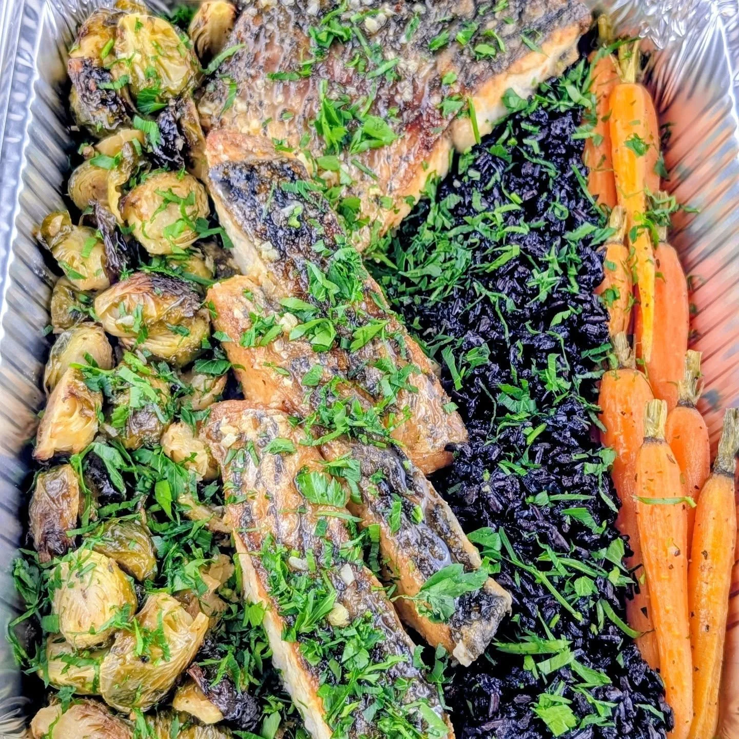 Wild caught Barramundi with garlic &amp; parsley butter ✨
Served with roasted Brussels sprouts with a drizzle of lemon juice &amp; olive oil, black rice, and roasted Dutch carrots 🥕

This is what personalised dining looks like at Artisan Meals Compa