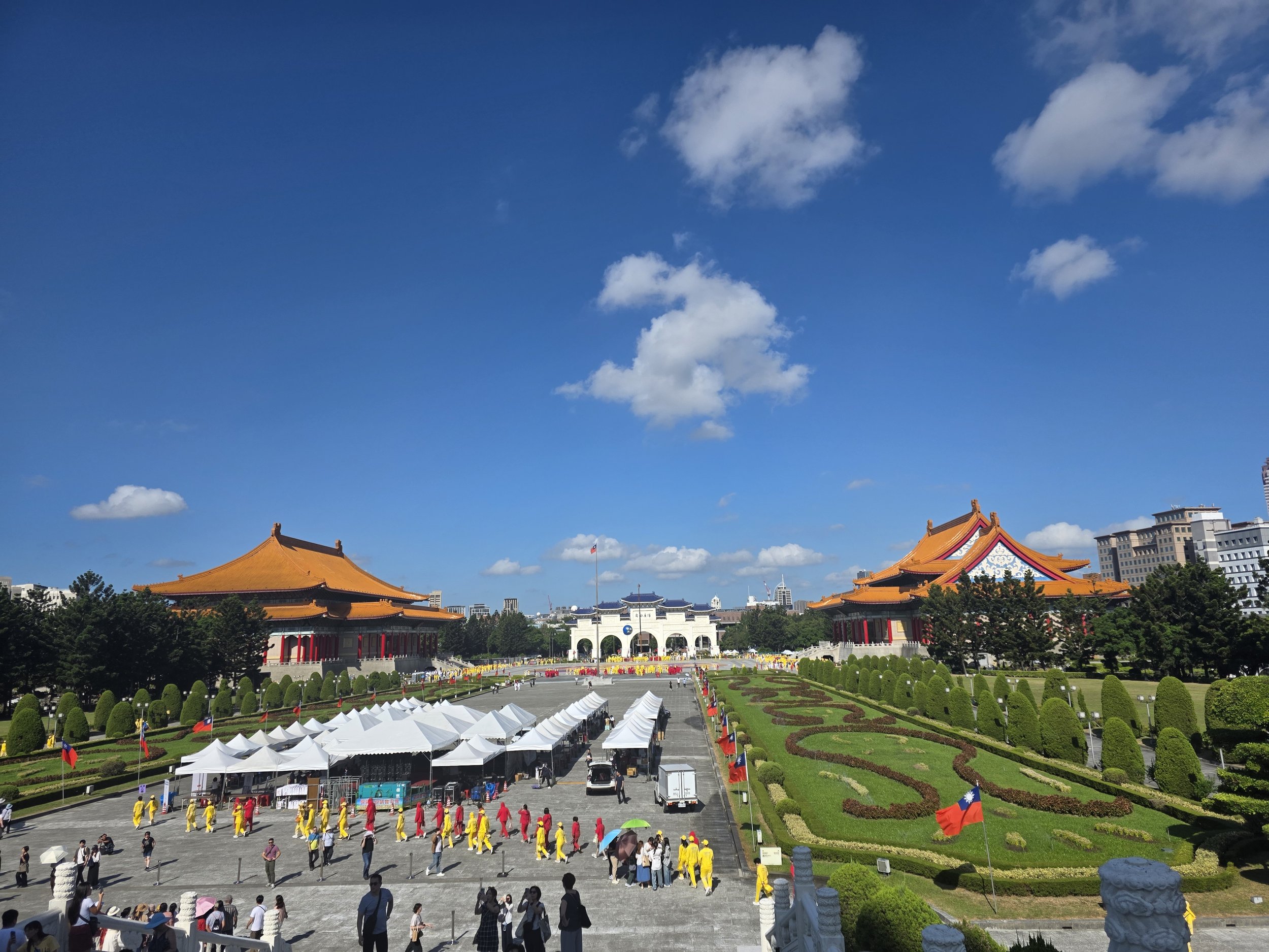 Taipei Free Walking Tour: Coffee, Creativity, Temples &amp; Night-Market Energy