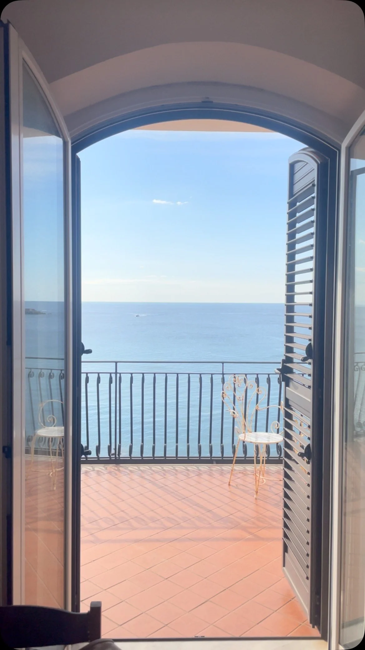 First calm morning in what feels like forever. Even the sea is calm again and not as many tourists today π
#wakinguptothis #travelsicily