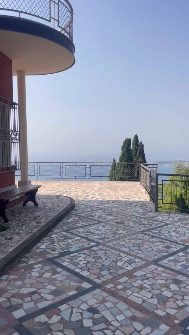 Look what I found, hidden in MY secret spot in Taormina π
I can’t believe today I found this virtual reality center tucked away inside the Spazio Natura.
I come here every day mid hike to get shade and get away from the tourist crowds. This