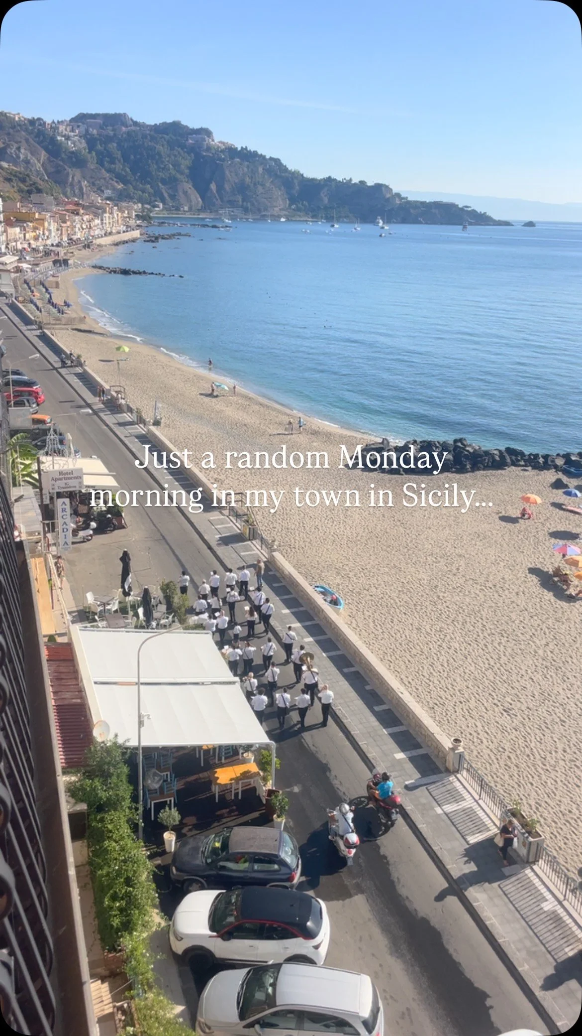 No parade, nothing else. Just a marching band by the sea to say hello, wake us up and start the day. βΊοΈπ
#giardininaxos #naxos #travelsicily #seaside #marchingband #italianmornings