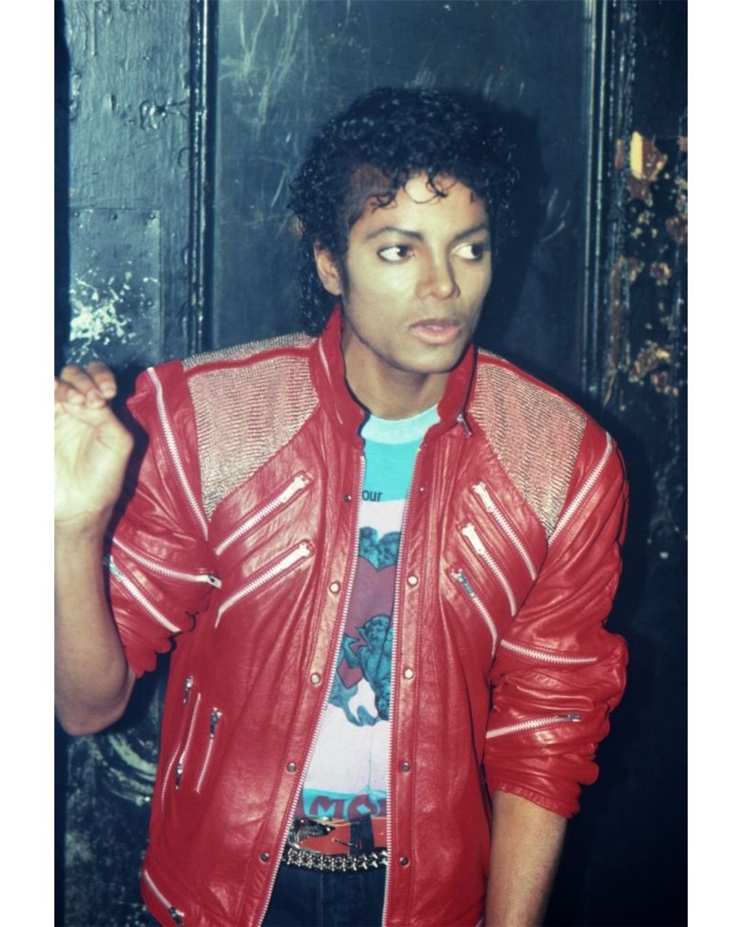 MJ in that red jacket from Beat It.
Vanessa in leather and her 501s.
And Madonna, Desperately Seeking Susan era.
In the 90s, they made the leather jacket feel like the most natural thing in the world.
Not loud. Just cool.

I remember being 15, walkin