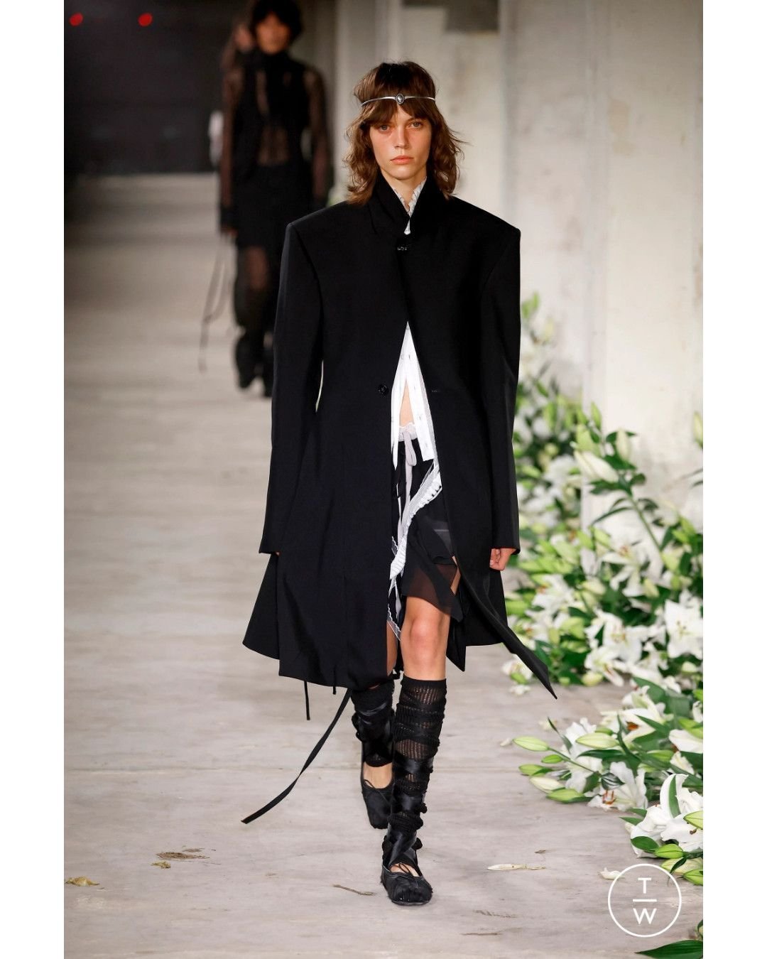 Black and white, but never basic.
Stefano Gallici&rsquo;s third collection for Ann Demeulemeester brings silhouettes that are sharp, fluid, and full of attitude.
I&rsquo;m drawn to the way these looks balance structure with softness&mdash;tailored ja