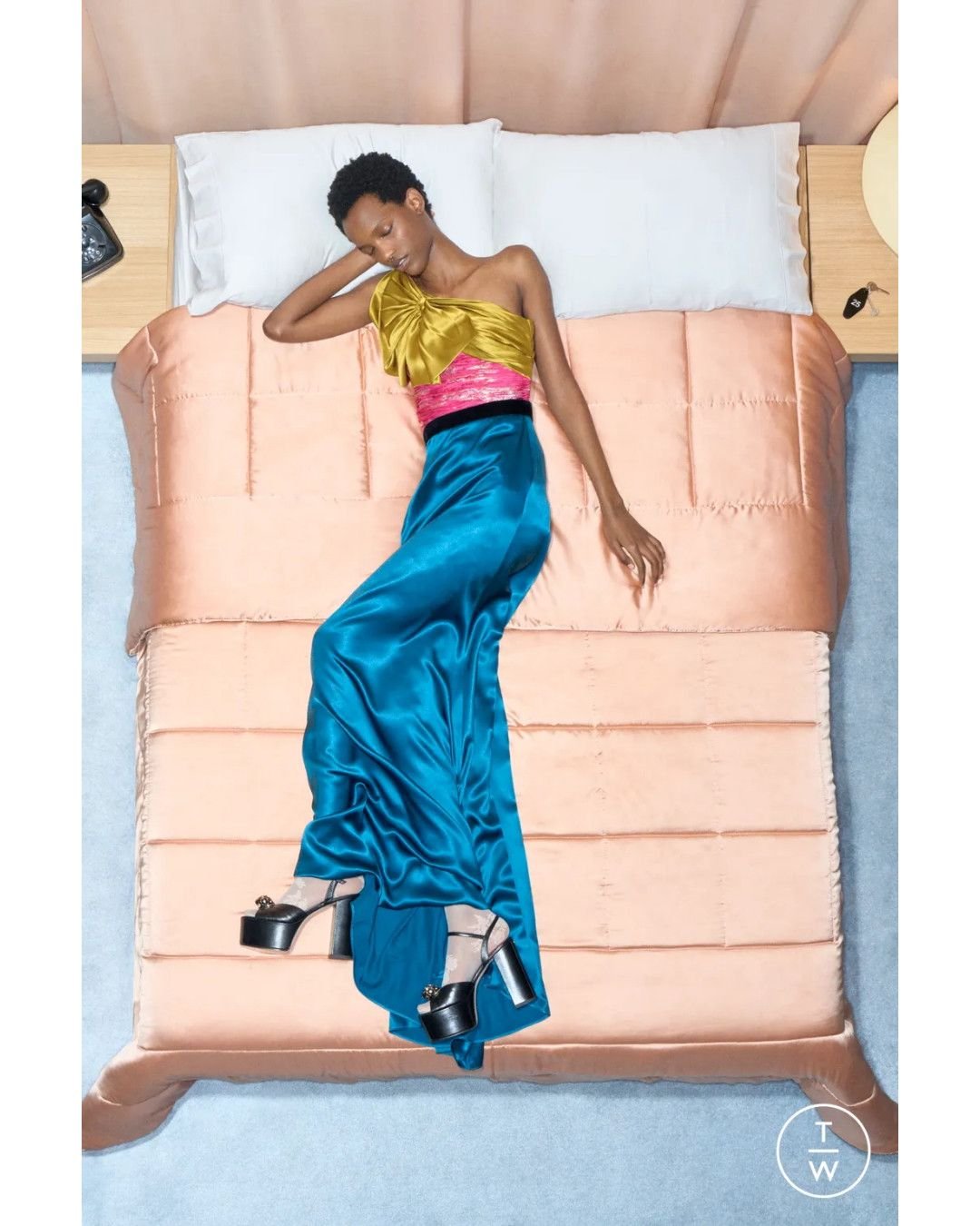 Some days, it&rsquo;s all about quiet neutrals. Not today.
Today is about unapologetically bold colors.
From Valentino to Fendi, Roberto Cavalli and Ralph Lauren, Resort 2026 serves technicolor energy, without losing elegance.
Because sometimes, you 