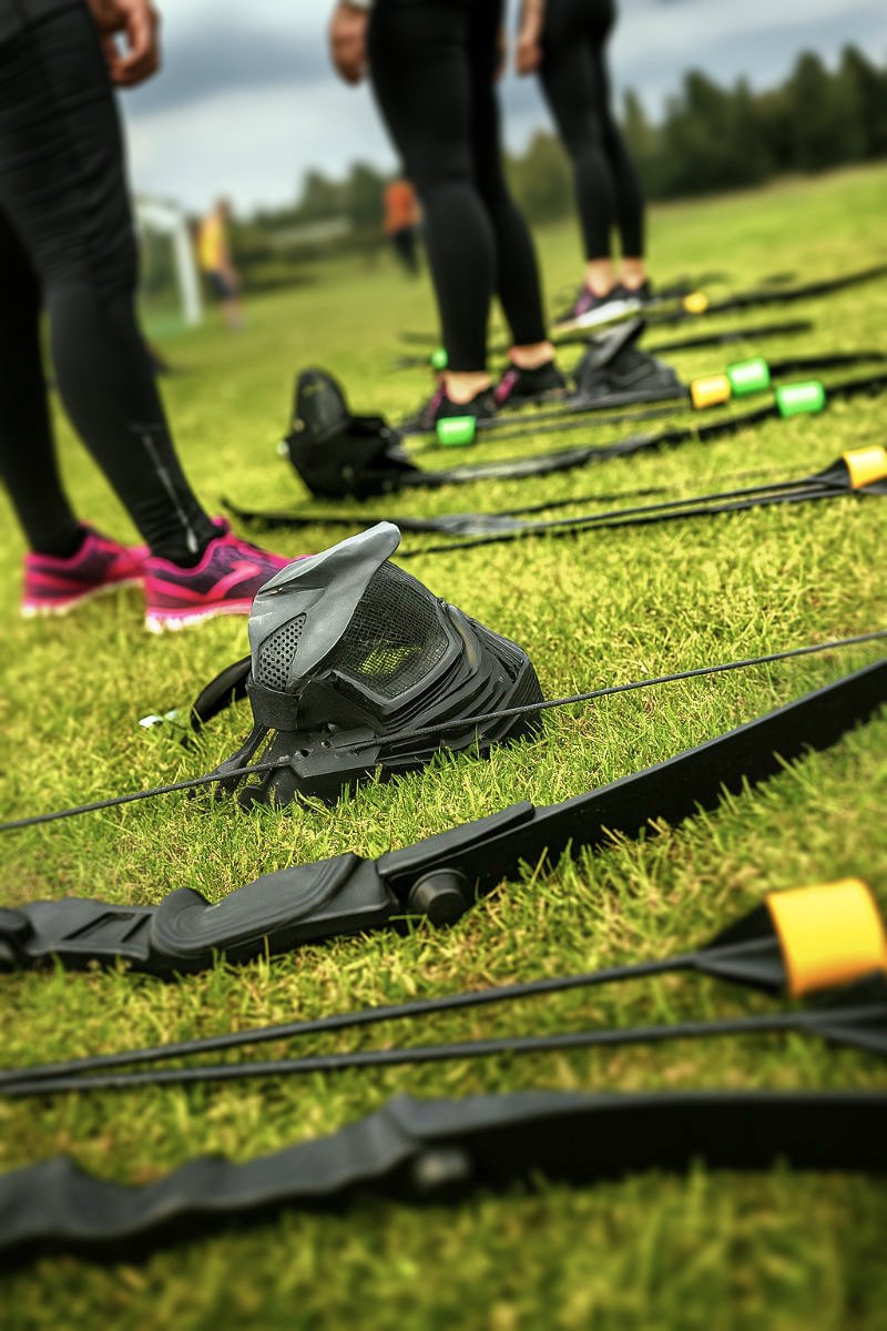 Yrityksen virkistypäivänä BeFitin järjestämä hauska archery tag jousiammuntasota