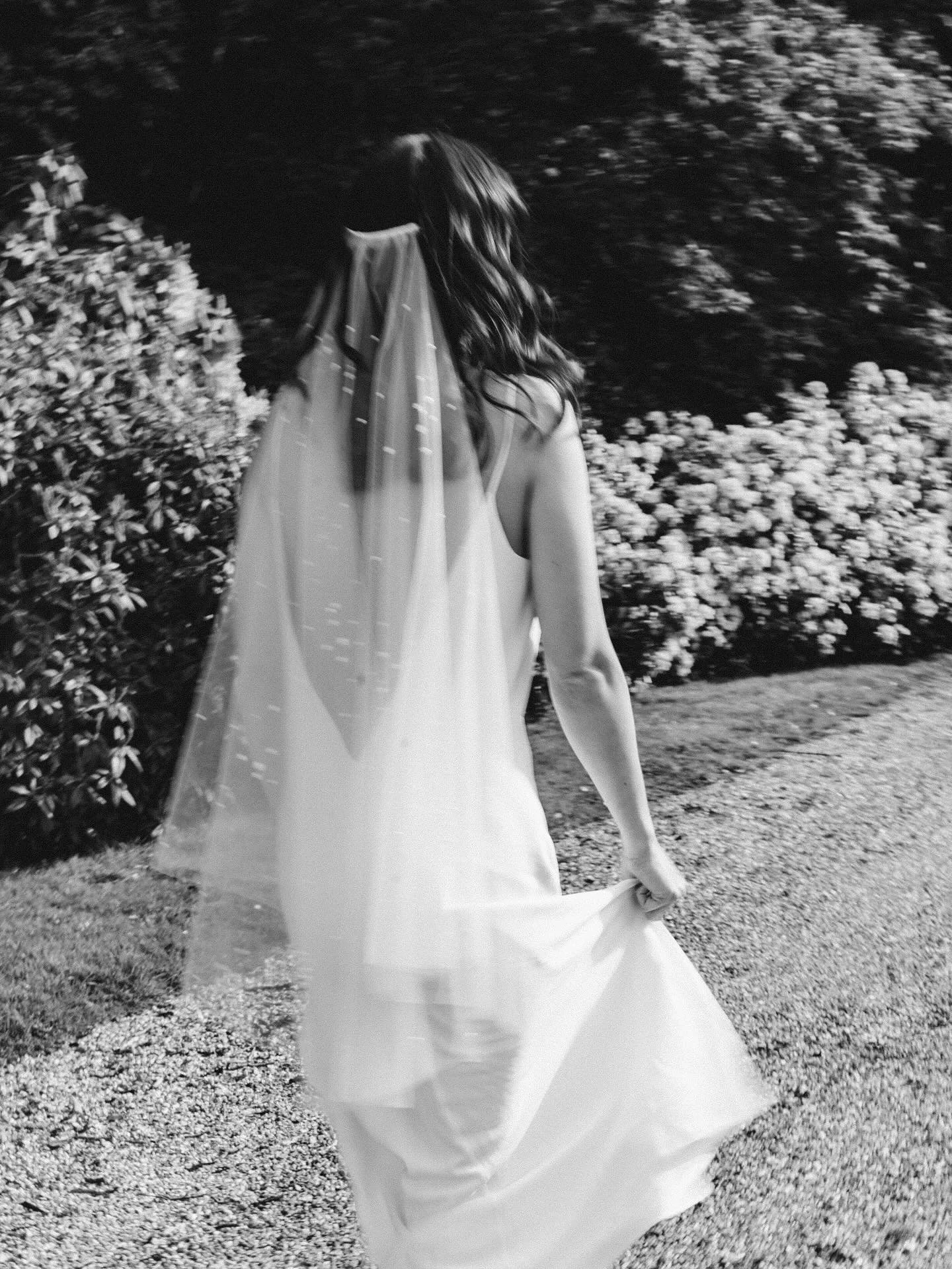 A moment for the veil 💎
Within our full wedding planning service, we can also assist you with the most special moments; looking for your dream wedding dress, veil, shoes and accessories.  We will then work to create your day to reflect these choices