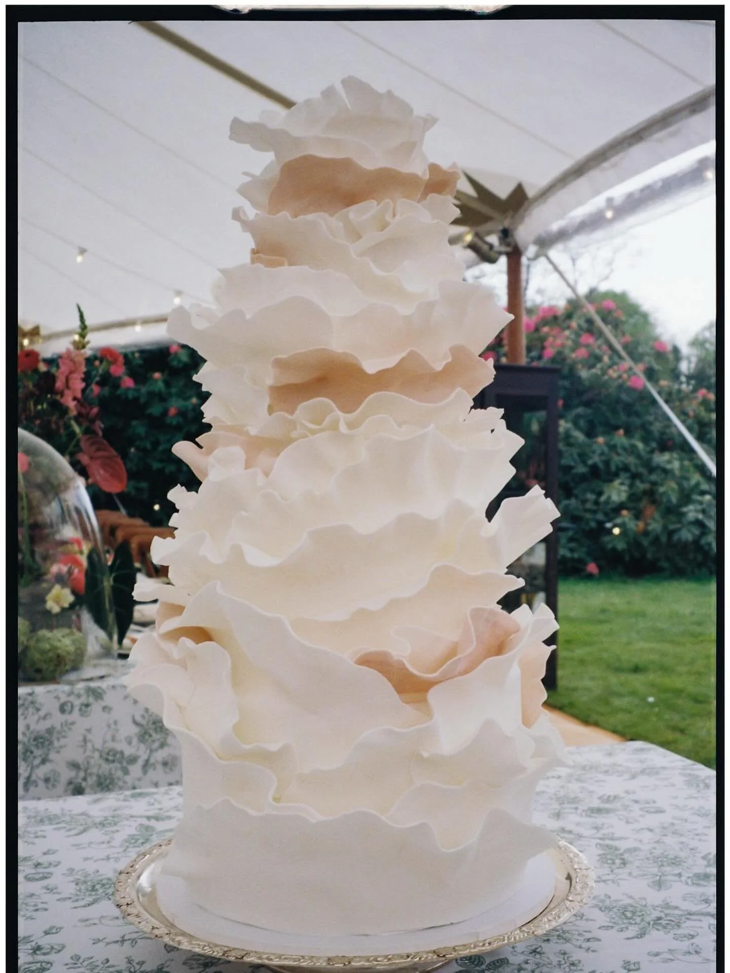 Undying Love: Taking inspiration from Georgia O&rsquo;Keeffe and her desire to stop people in their tracks to observe, admire and delight in the beauty of nature. We chose a beautifully delicate design for this gorgeous @bunston_bakes masterpiece, to