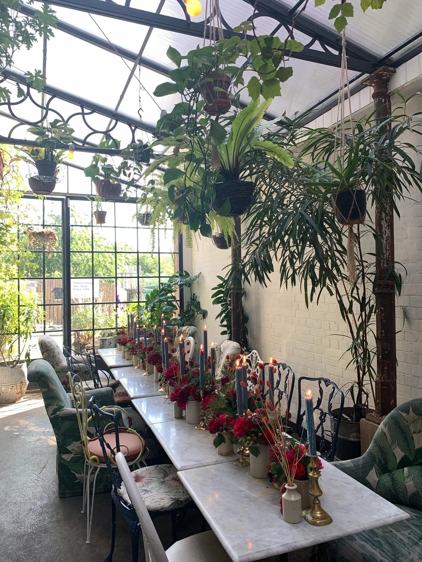 An abundance of lush reds, burgundy and blue to create a vibrant tablescape at @bourneandhollingsworth working with @tigerstolilies to create magic for a press breakfast ❤️🩵❤️🩵❤️🩵