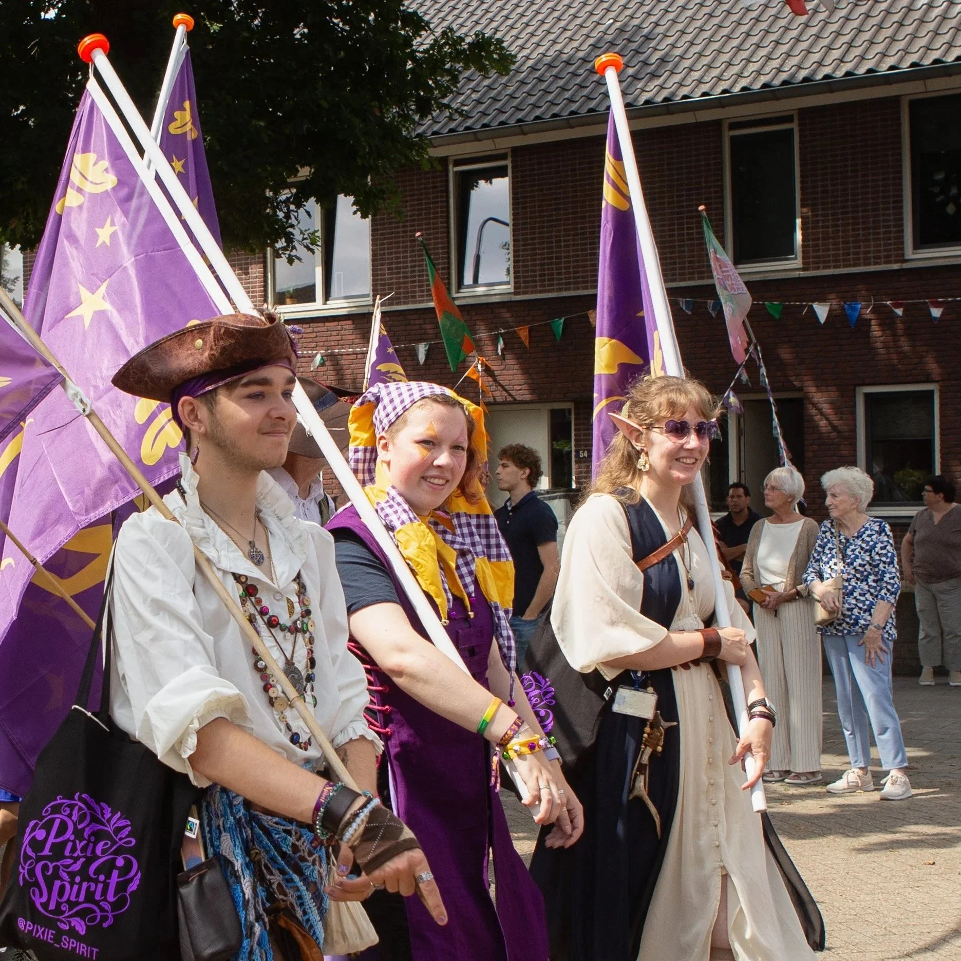 Omringd door 🧚🏻 Pixie Spirit tijdens de Nijmeegse Vierdaagse