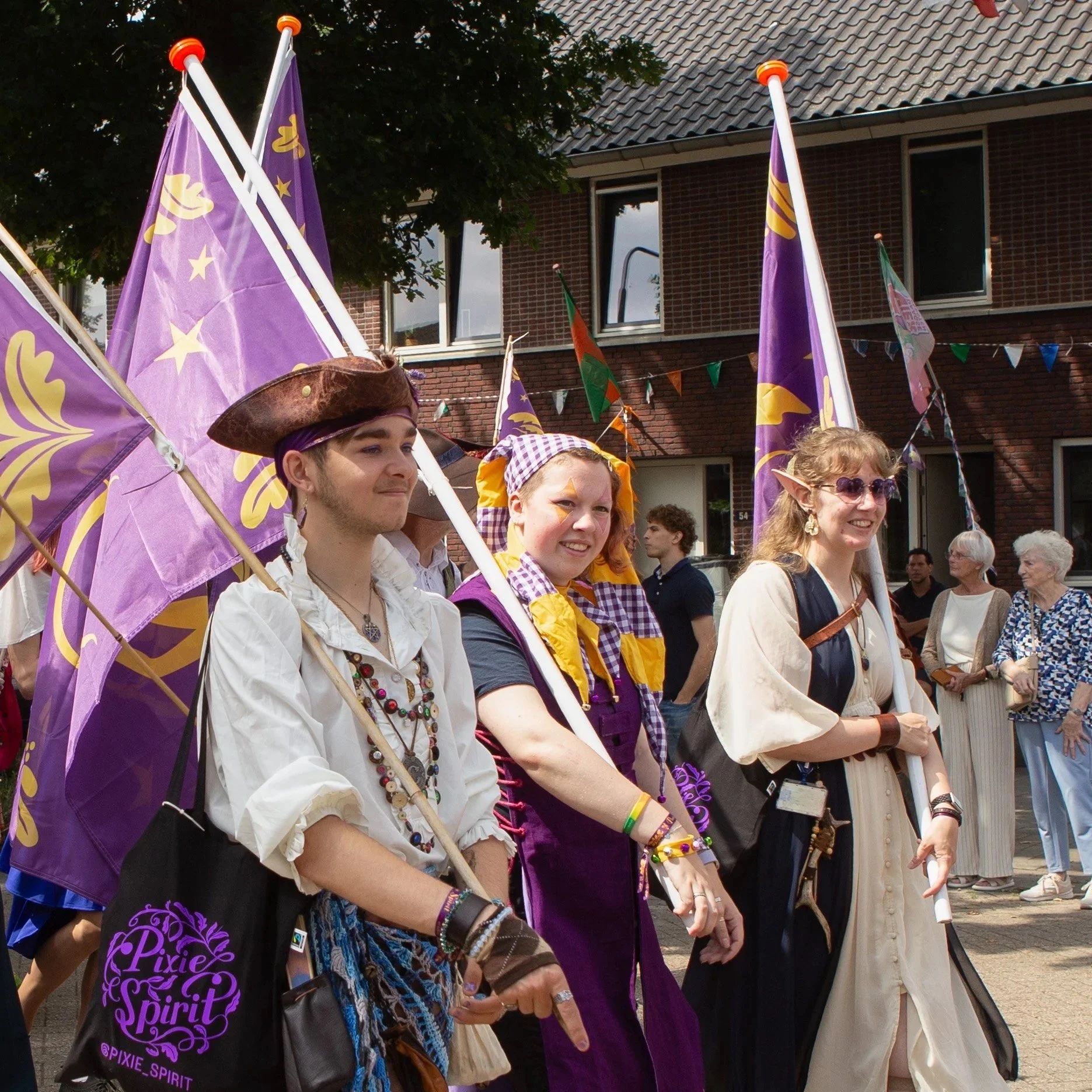 Die Pixie Spirit Flaggenparade