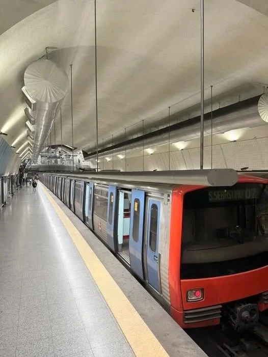 lisbon metro train