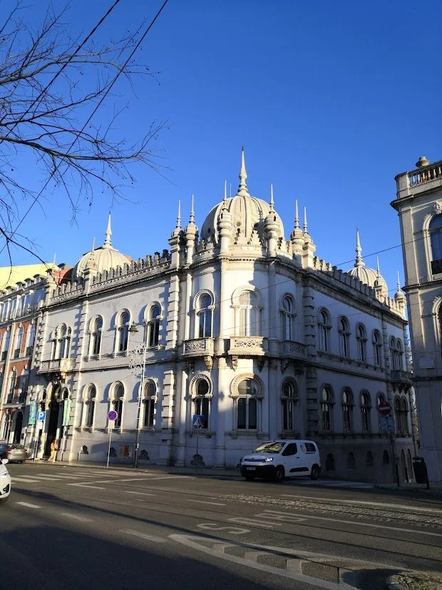 embaixada principe real builing in sunlight