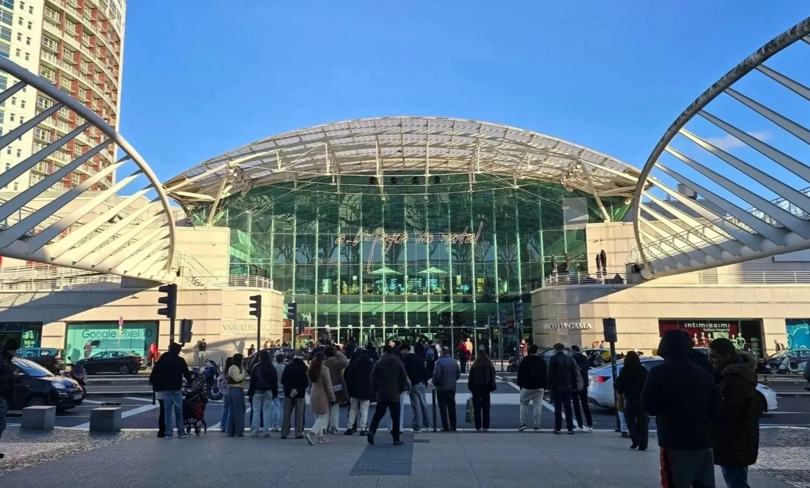 Vasco da Gama Mall with a glass front and blue skies