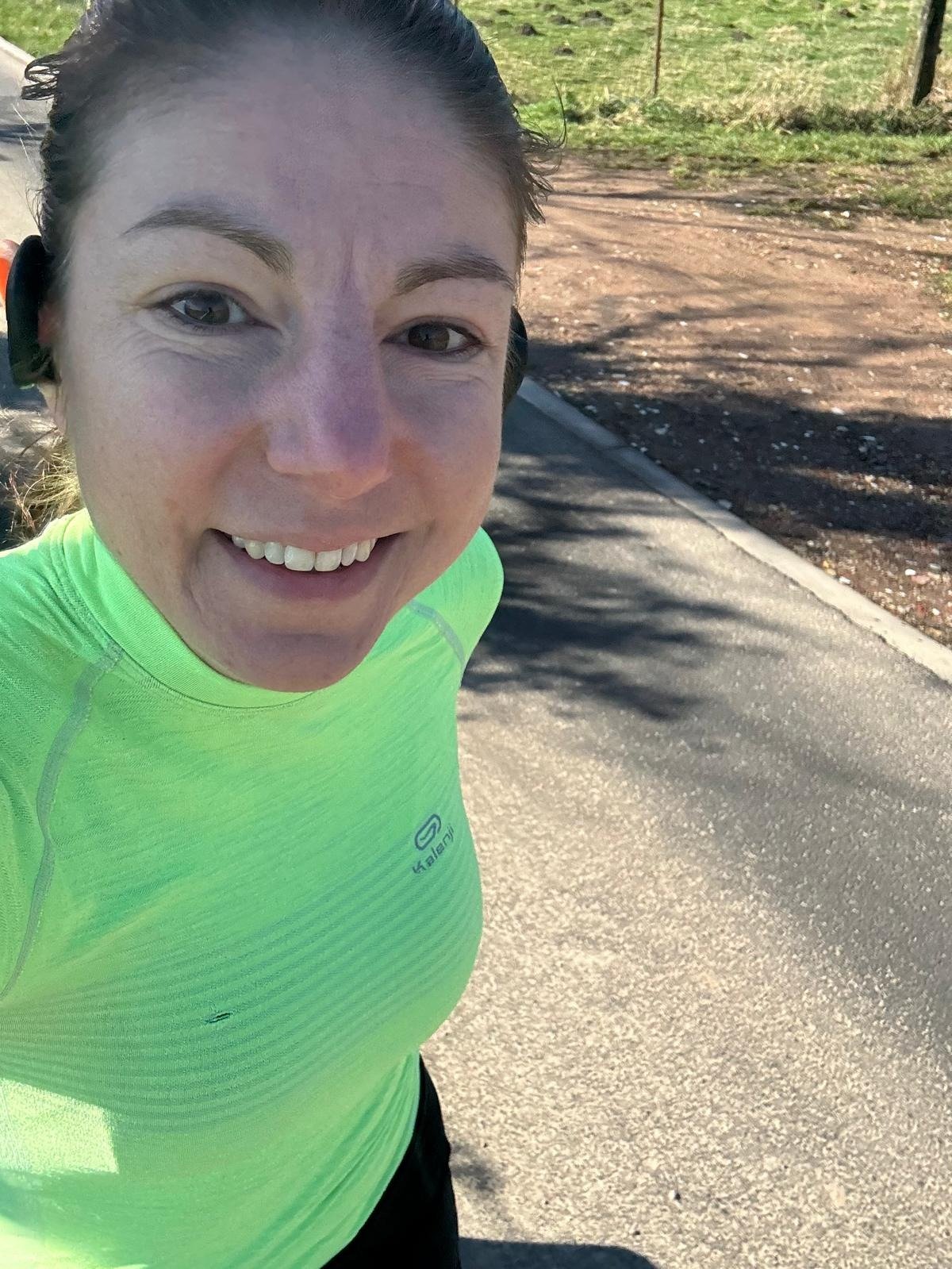 In tegenstelling tot wat de foto doet vermoeden: vandaag had ik een enorm slechte training.

En dat terwijl alles perfect was.
Zon. Energie. Eerste echte lentedag. ☀️

Maar mijn benen?
Zwaar. Vermoeid.
Tijdens mijn eerste zone 3-interval moest ik sto