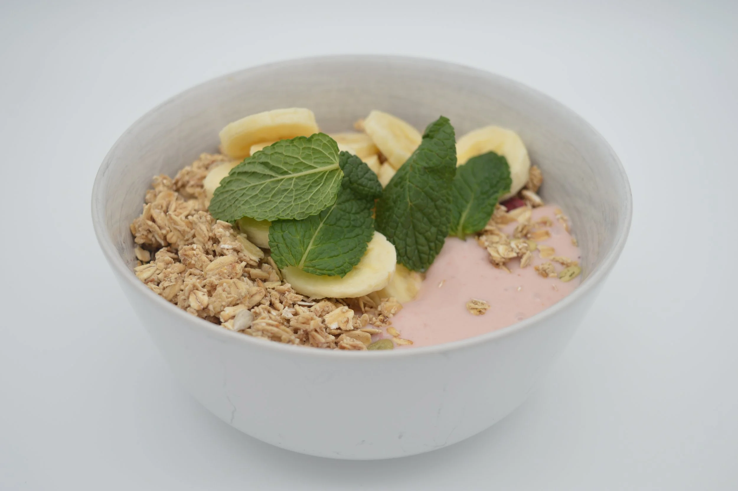 Kwark met aardbeien, banaan en granola