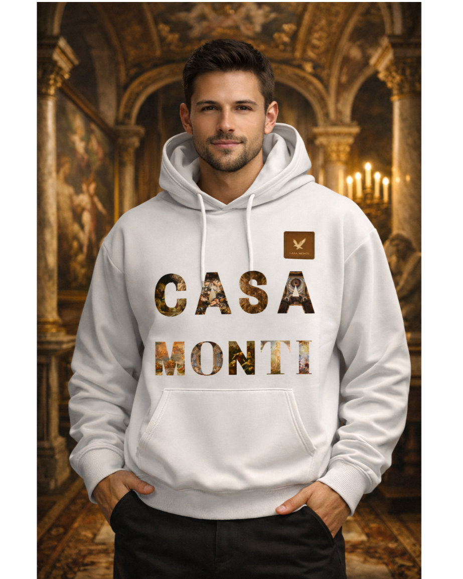 Ein junger Mann trägt einen weißen Hoodie mit dem Aufdruck 'Casa Monti' vor einem prunkvollen, goldverzierten Hintergrund mit Säulen und Kerzen.