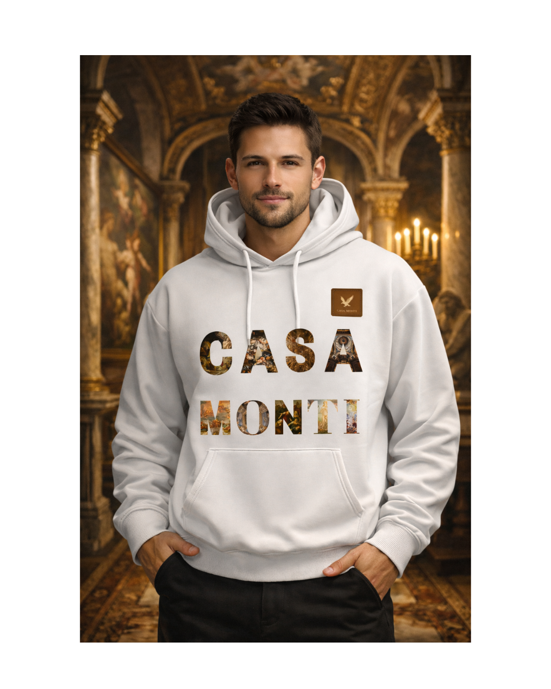 Junger Mann trägt weiße Kapuzenjacke mit dem Schriftzug 'CASA MONTI' in einem prunkvollen, altitalienischen Raum mit goldverzierten Säulen und Gemälden.
