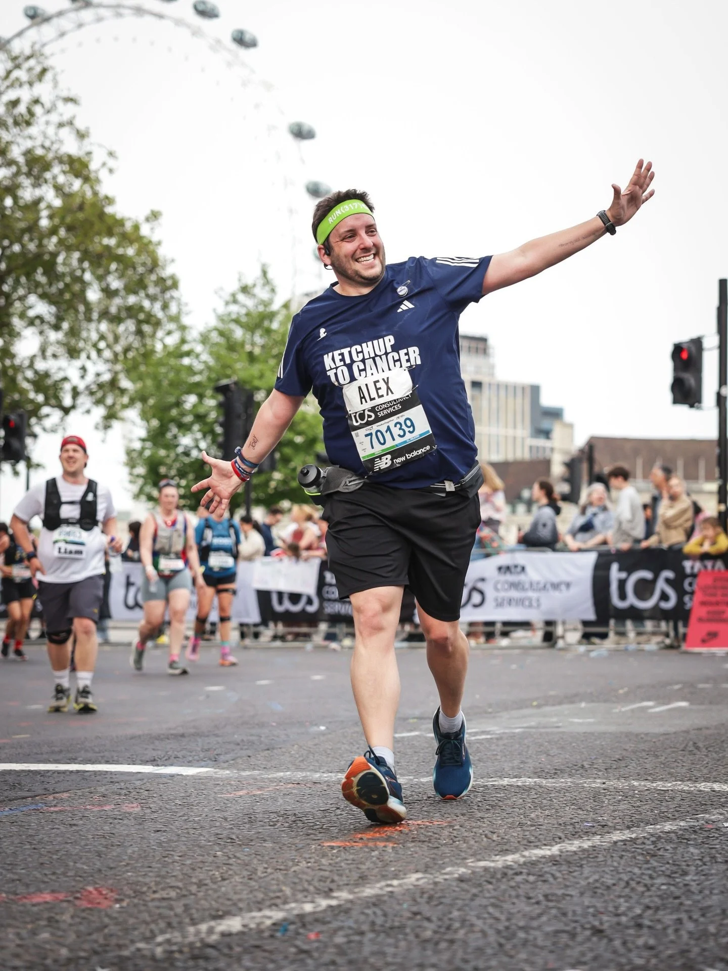 Soaring into a brilliant #FinishLineFriday. Soaked up every moment of the last two miles of the @londonmarathon! 

What an incredible week across the pond! 

See you soon @500festival #indymini!