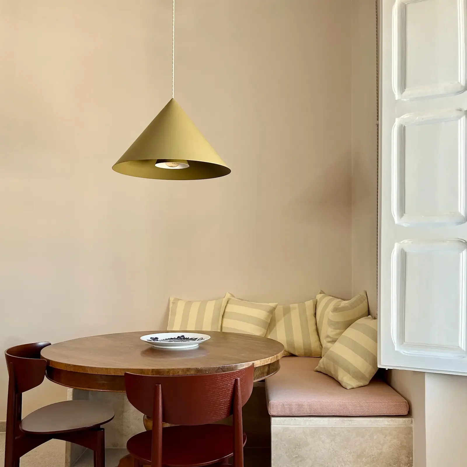 An image of Lavante suite dining room.