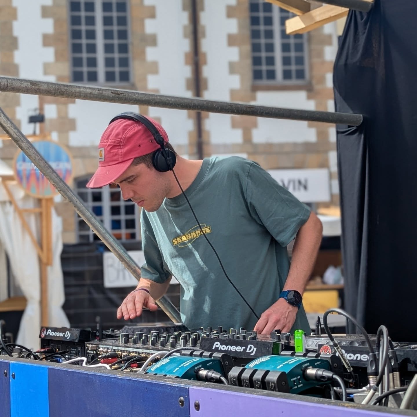 📸🔥🎶 Retour en images sur notre participation au @festpanoramas ce samedi 5 avril &agrave; Morlaix.

🕺🪩💃 Nos DJ @greg_bass_seanapse, @clement_le.coq et @felix.lg_ ont enflamm&eacute; la sc&egrave;ne lors de sets en B2B avec les collectifs @Canal