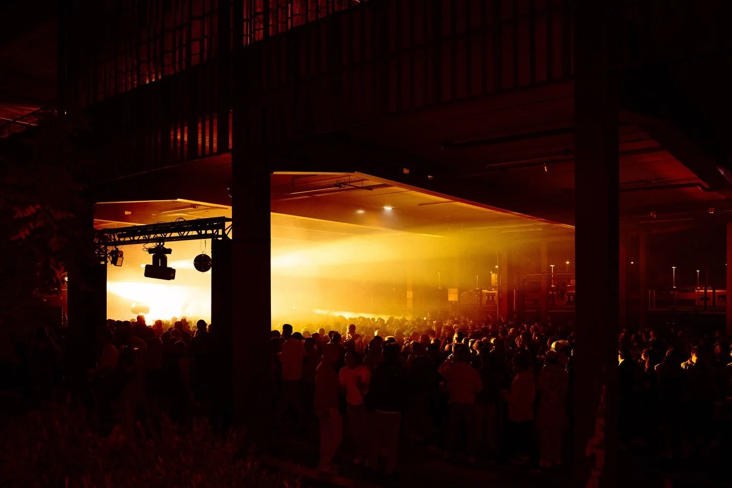 Acclamation 🙏

Vous avez tenu la CADENCE ! 💥

3 jours, 3 lieux, 3 directions artistiques, c&rsquo;est le tout nouveau festival que nous portons. 🙌🏽

Nous avons travaill&eacute; pendant des mois, de jour comme de nuit, le tout avec une &eacute;qui