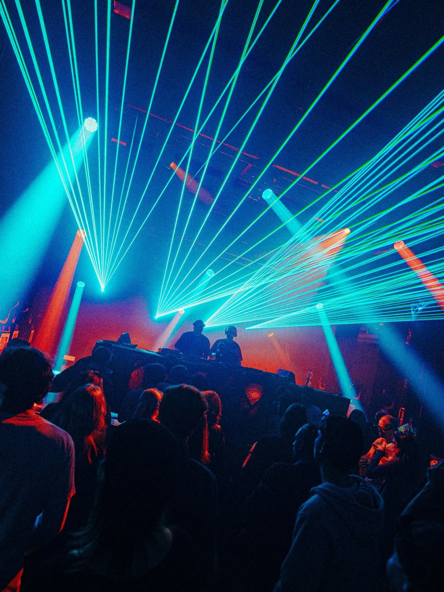 SEANAPSE x LENA x BJM 🤝

Les images de notre collaboration sont l&agrave; 🤩

Un grand merci &agrave; @bonjourminuit22 pour leur accueil et de leur soutien 🫶🏽

S/o &agrave; @kichta.music &amp; @yasmin_regisford qui ont retourn&eacute; la salle 🫨
