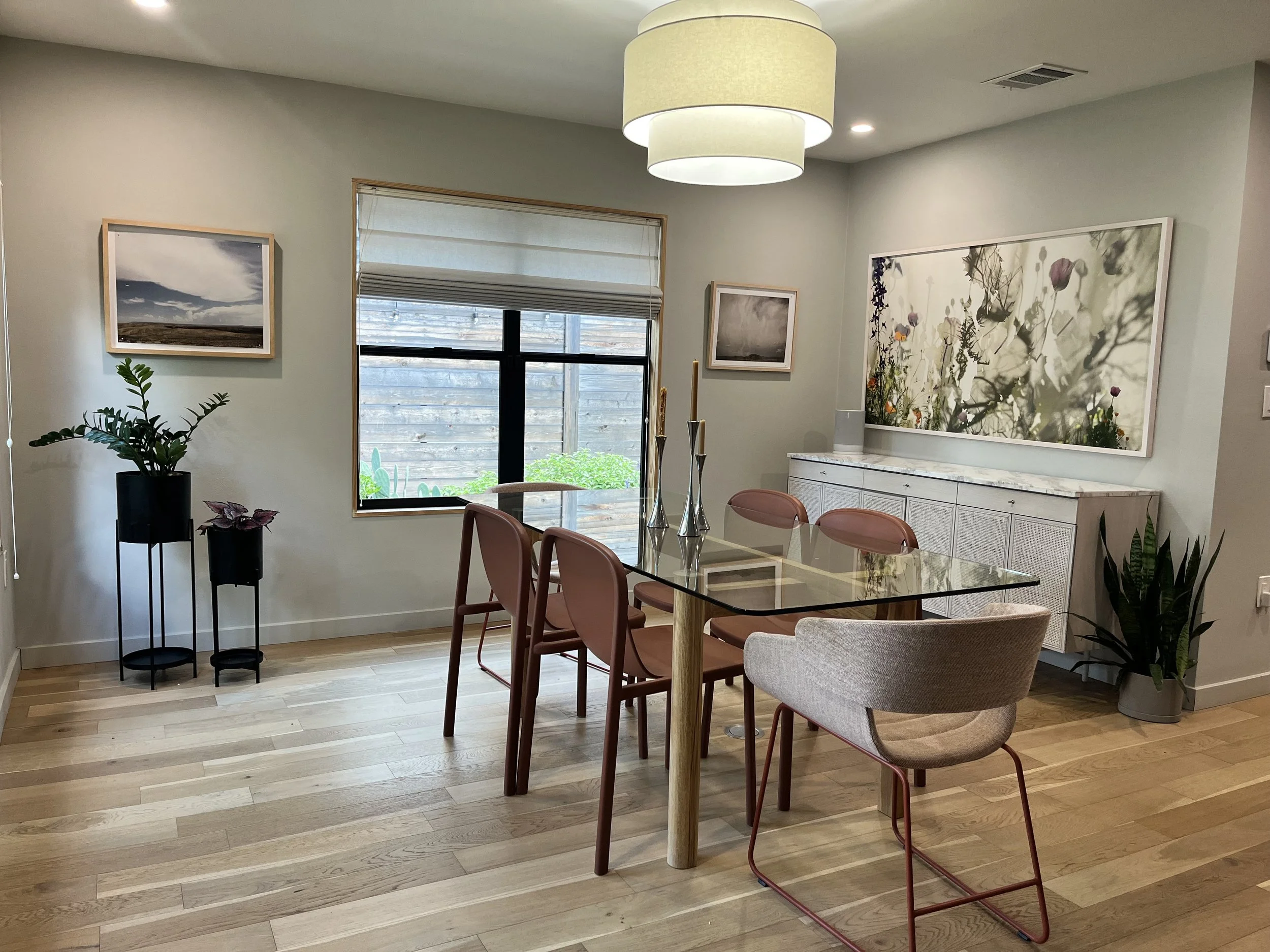 Elegant dining room, simple airy feel. Sophisticated art that brings warmth and adds natural context to the well designe The overall impression is one of comfort, modern design, and a touch of natural elements, creating a relaxing bedroom atmosphere.