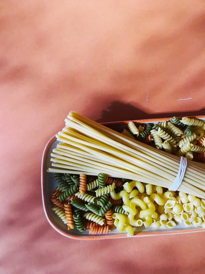 Studio vibes von letzter Woche mit @i_heart_snapshots ✨ das war fein! Produktshootings brauchen immer eine gute Vorbereitung. Oft auch ein bisschen &bdquo;do it yourself&ldquo; Mentalit&auml;t. Streichen, basteln, improvisieren, sortieren. Licht test