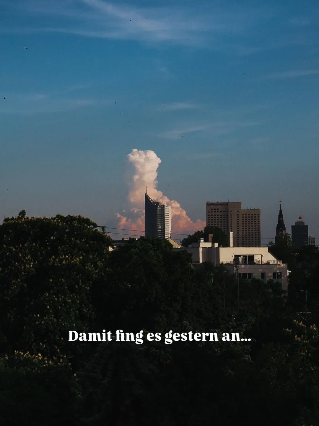 Mit Bild 1 hat es gestern begonnen - die Wolke &amp; der &bdquo;Weisheitszahn&ldquo; und eine kleine fotografische Minitour durch unsere Wohnung. Zuvor sa&szlig; ich bei einer lieben Freundin auf dem Balkon und sie fragte mich, wie das bei mir mit de