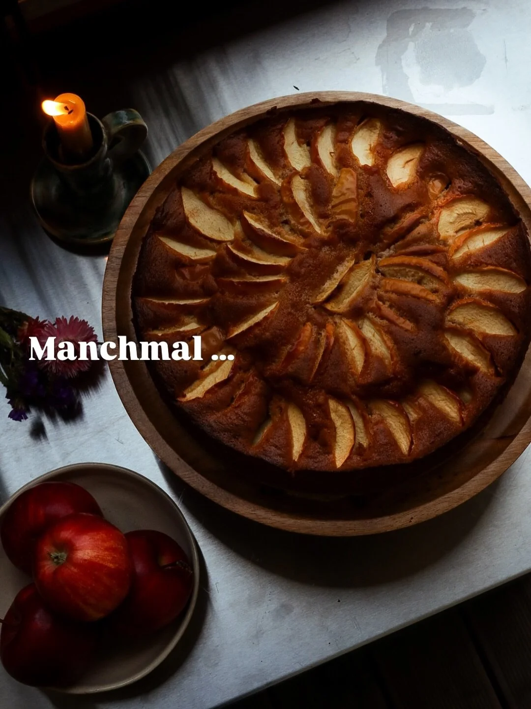 Kleiner Schwenk ins Wochenende. Der Apfelkuchen war meine Montag Abend Meditation. Half mir mich wieder runter zu regulieren, vom &ldquo;Zuviel&rdquo;. Ich wusste noch nicht einmal f&uuml;r wen ich  backe. Das Kind nicht zu Hause, der Mann kein 🍎 Fa