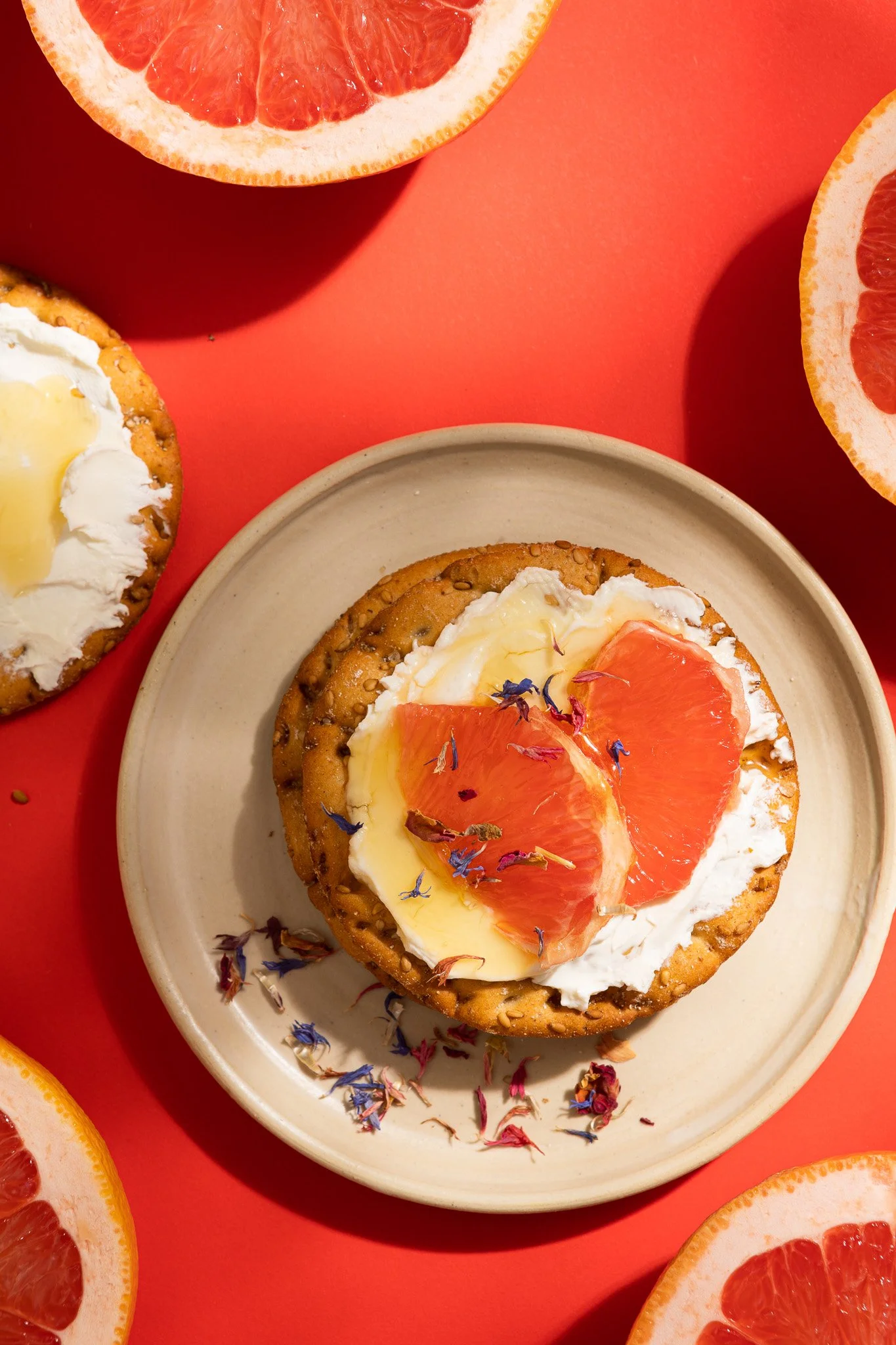 Food-Fotografie von Antje Braga – Knäckebrot mit Früchten, Sommer Licht