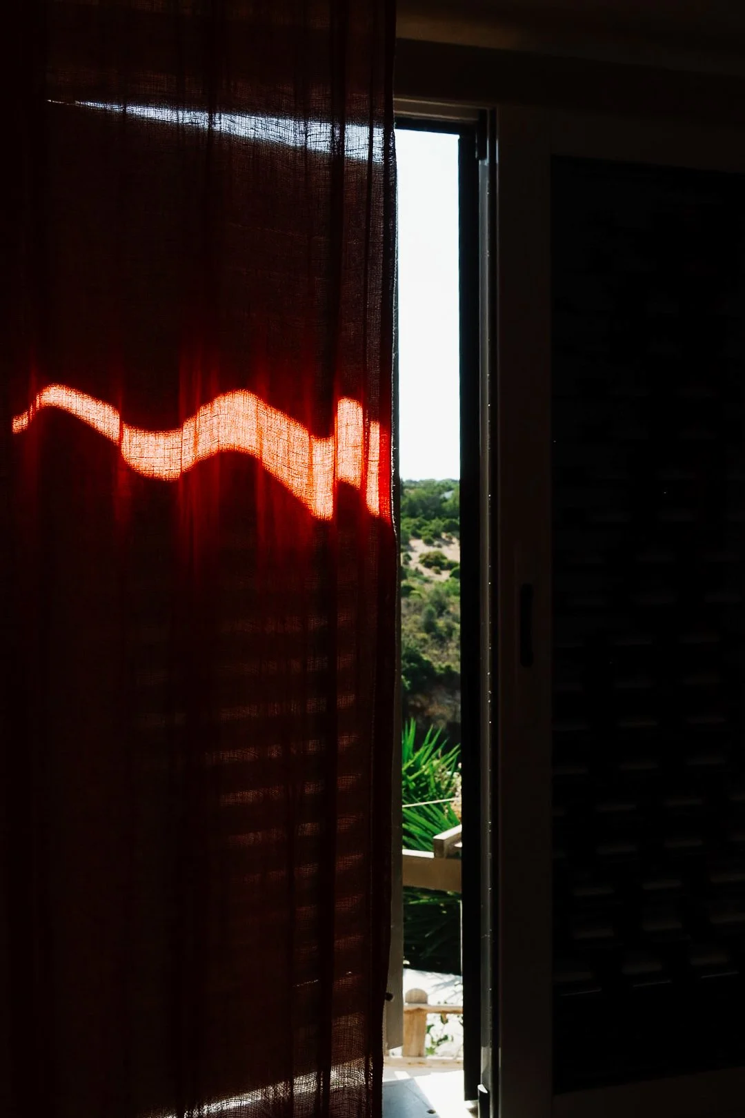 Offenes Fenster mit Blick auf portugiesische Landschaft und Lichtstrahl – Antje Braga