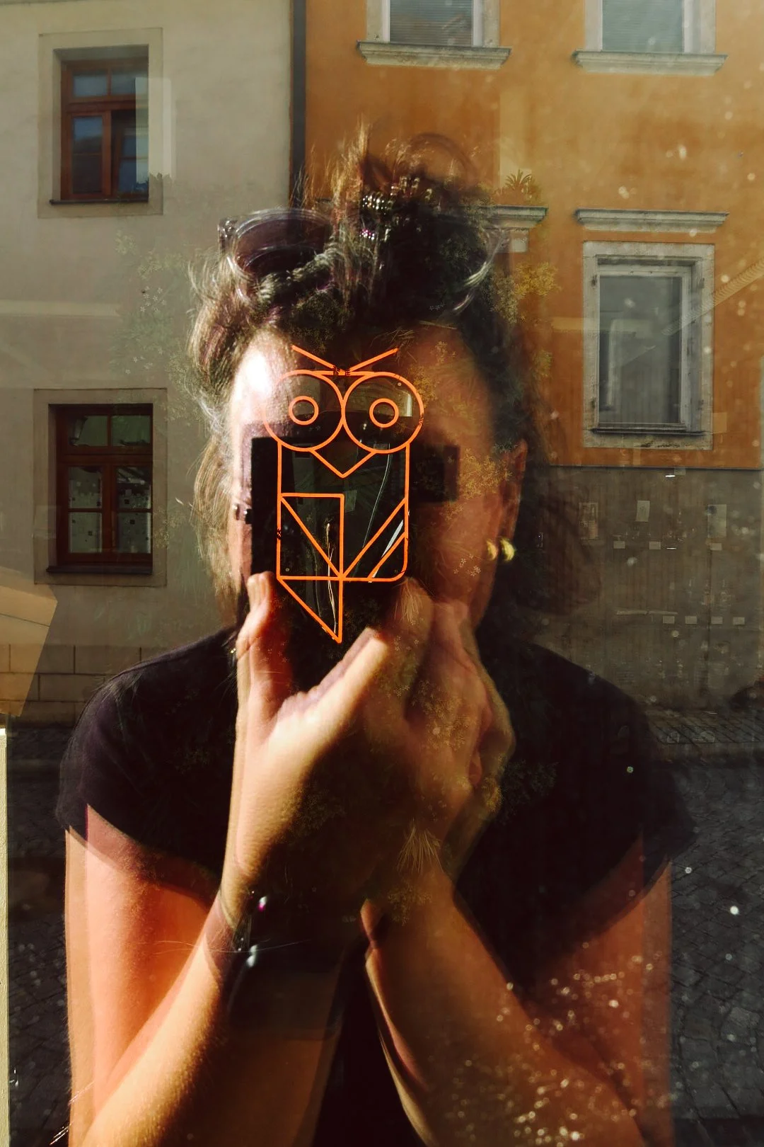 Selbstportrait Antje Braga in Fensterspiegelung – Fotografin Leipzig