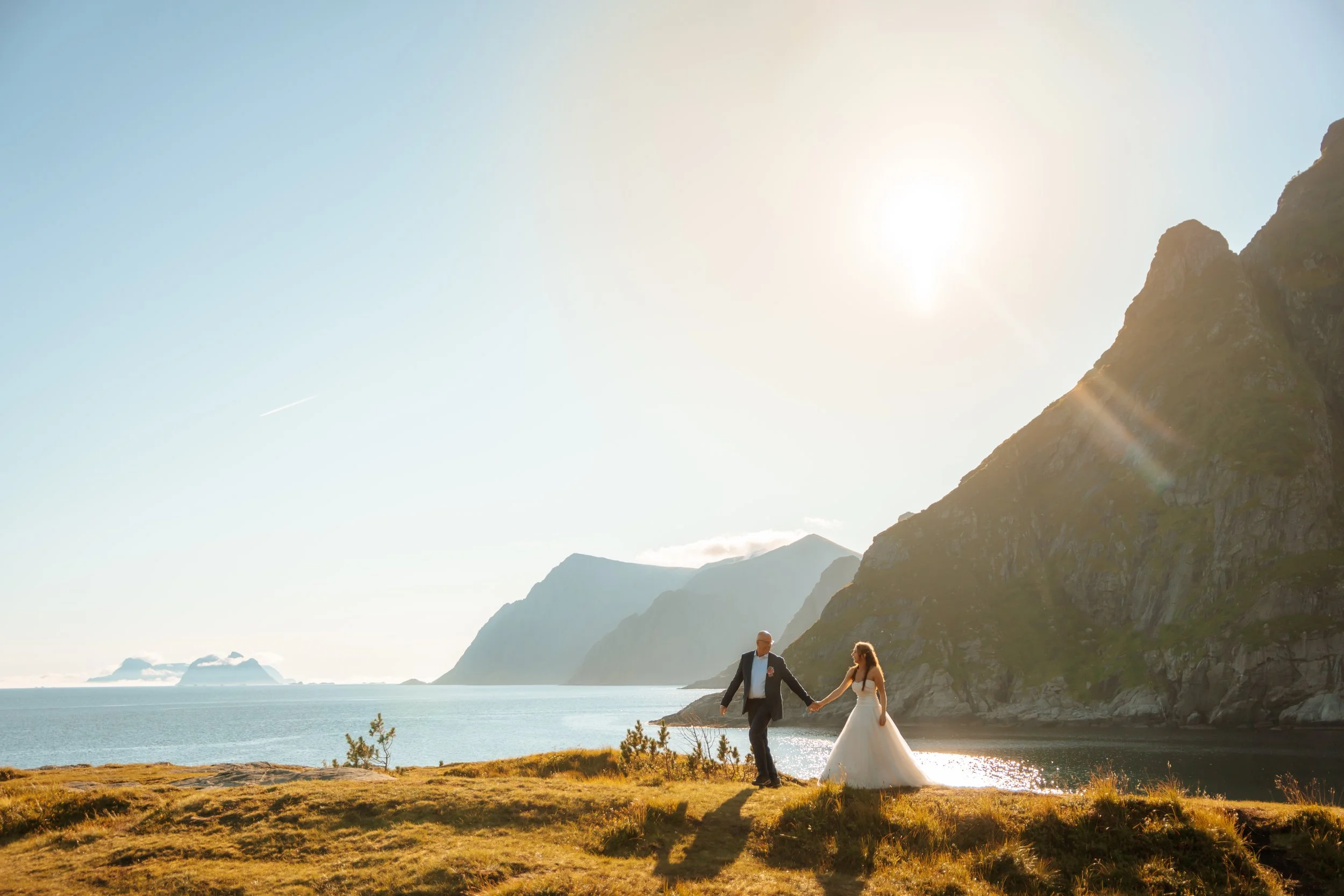 Book a relaxed couple photoshoot in Lofoten, Norway and capture your love with dramatic mountains, beaches, and fishing villages as your backdrop.
