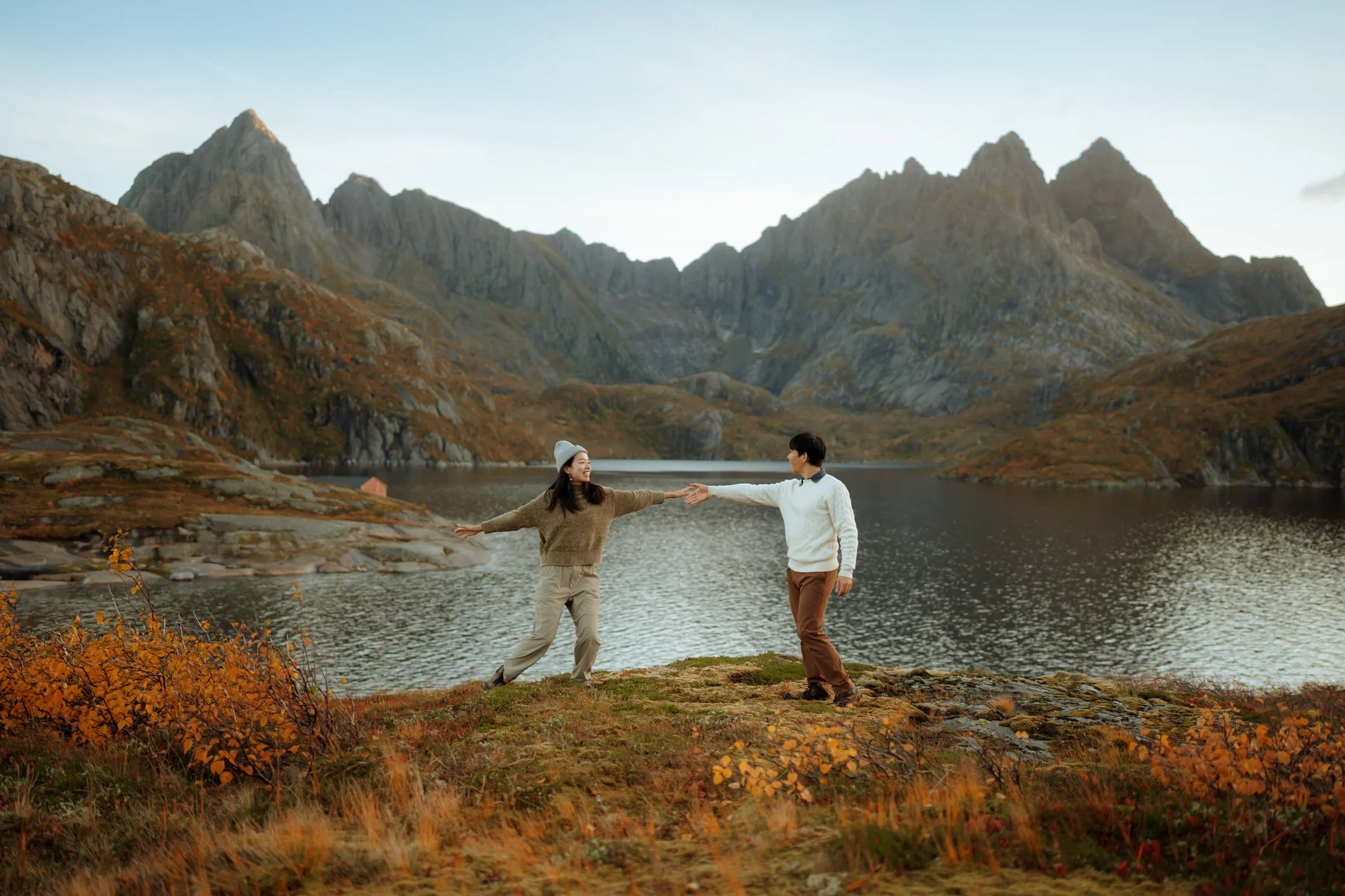 Autumn-lofoten-couple-photoshoot-27.jpg