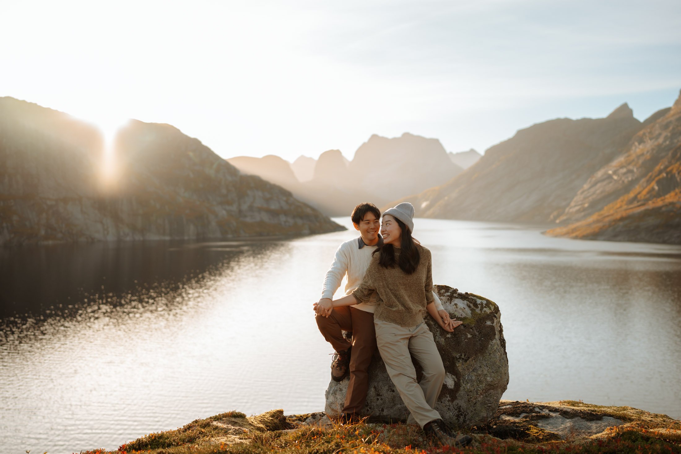 Couple Photoshoot epic landscape Lofoten
