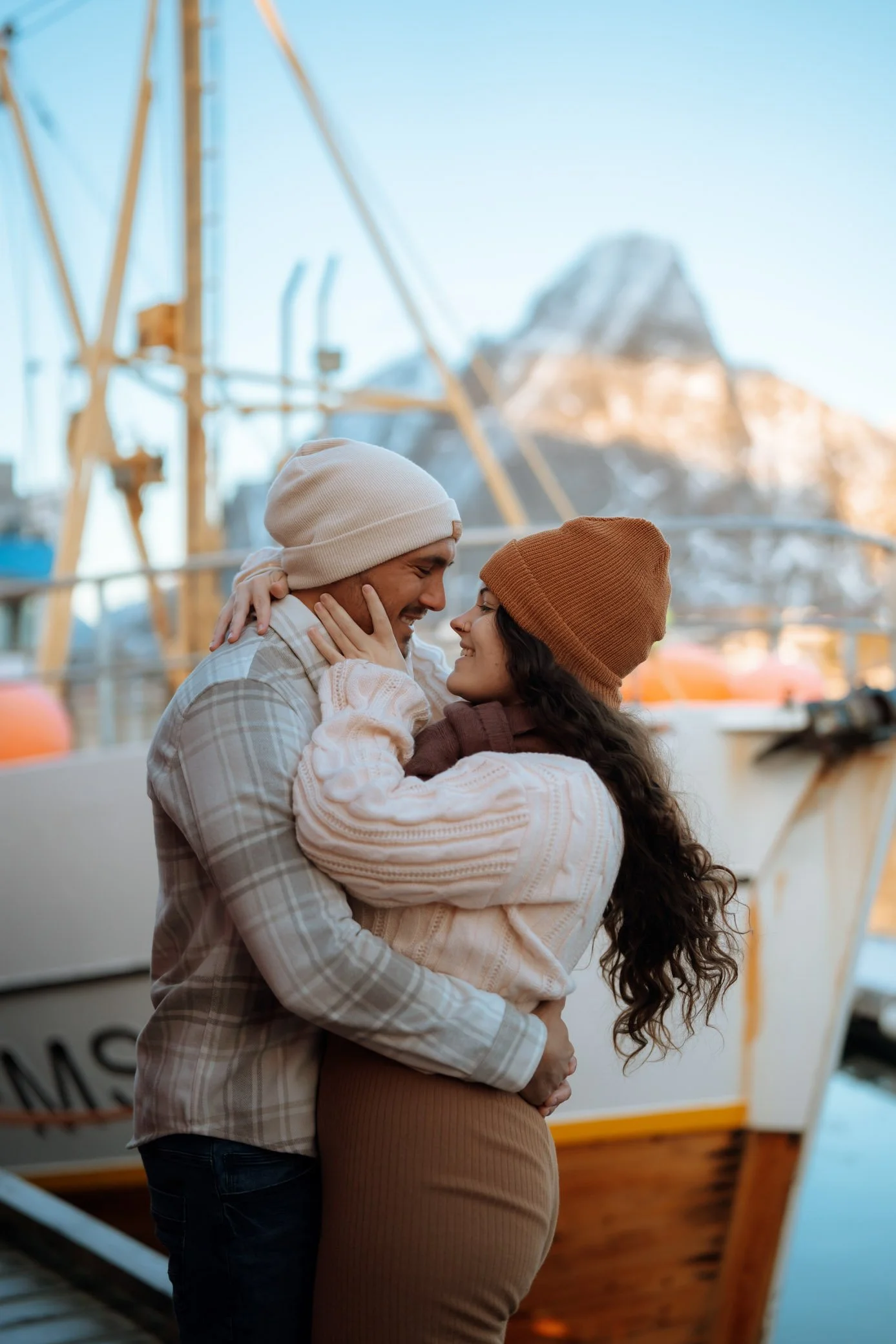 Reine-Sakrisøy-sunny-photoshoot-lofoten-10.jpg