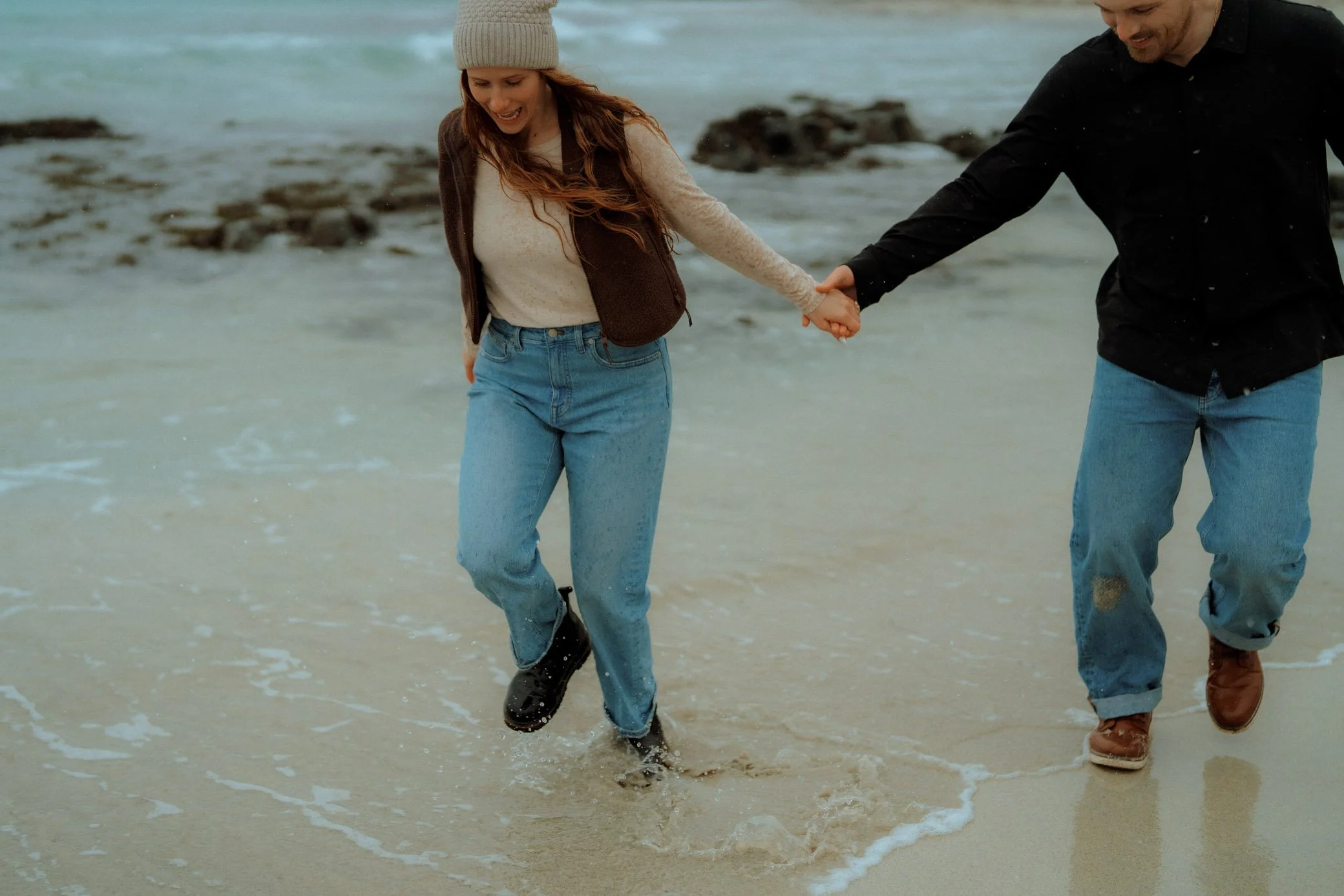 Beach-Flakstad-rainy-couple-photoshoot-20.jpg