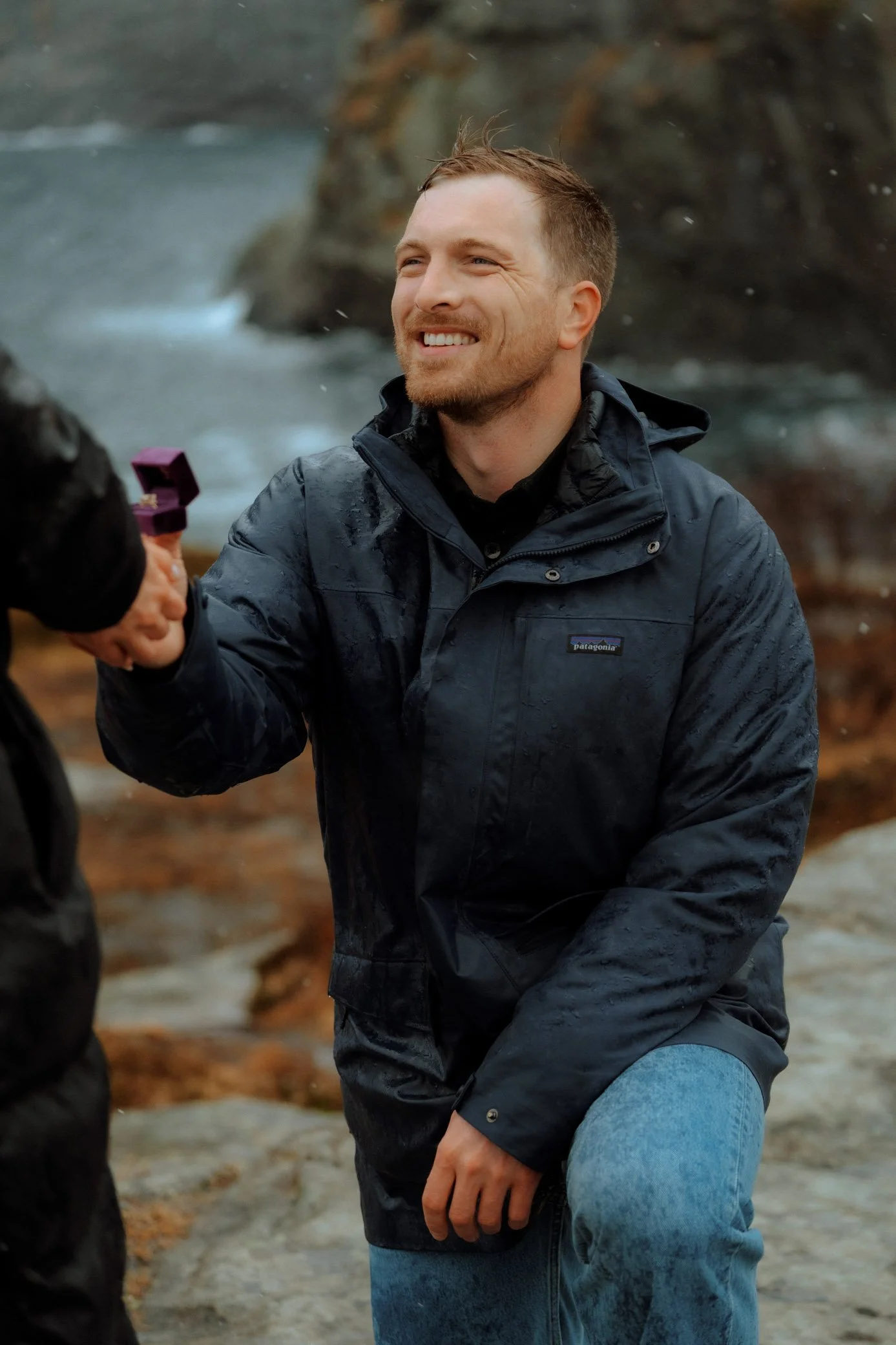 engagement-moment-a-lofoten-rain.jpg