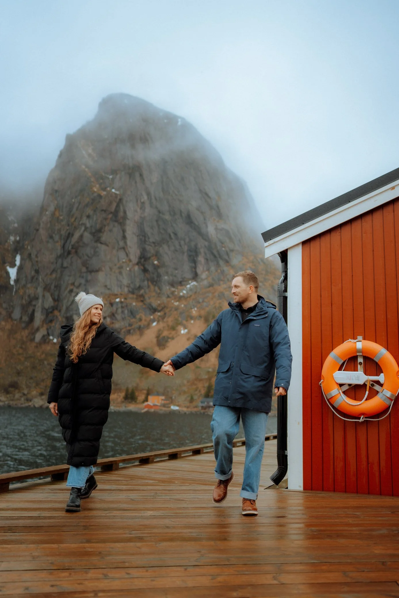 romantic-photos-hamnoy-red-rorbuer.jpg