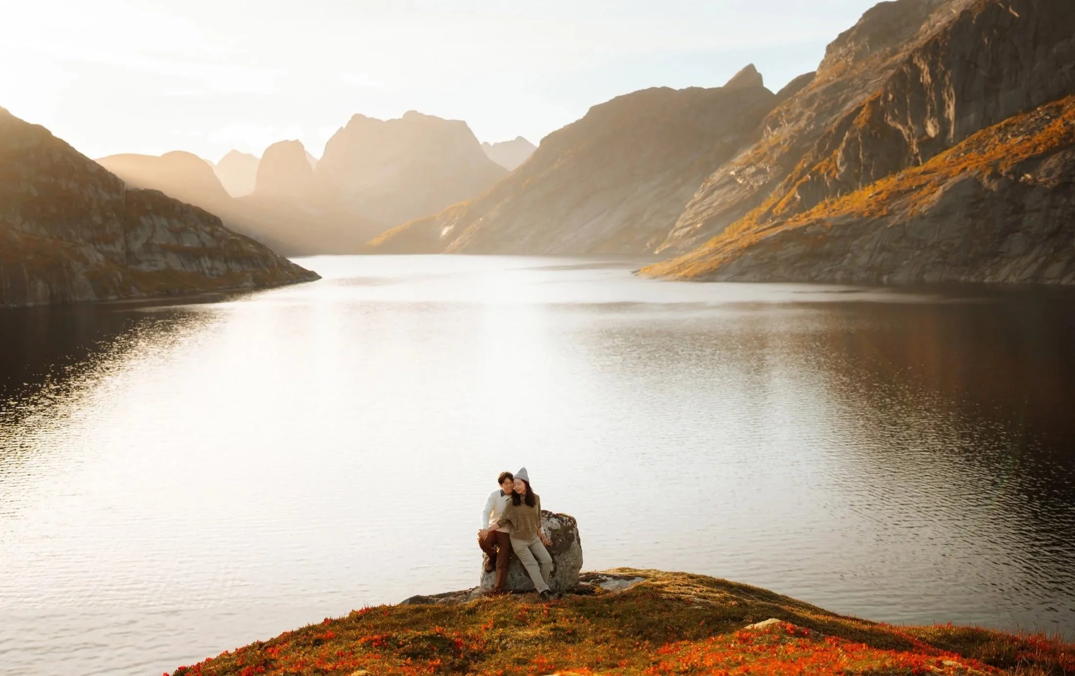Couple photoshoot at sunset in Lofoten mountains