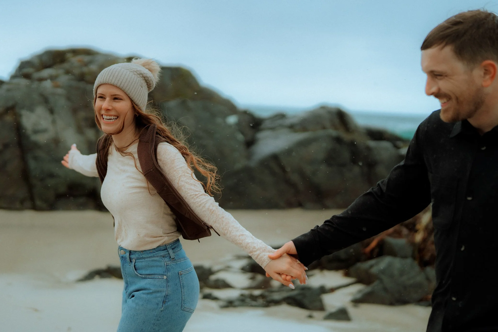 Beach-Flakstad-rainy-couple-photoshoot-23.jpg