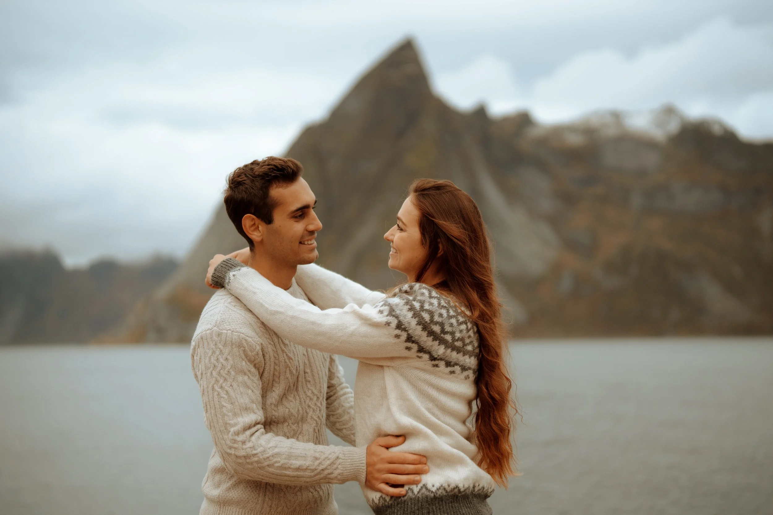 Book a relaxed couple photoshoot in Lofoten, Norway and capture your love with dramatic mountains, beaches, and fishing villages as your backdrop.