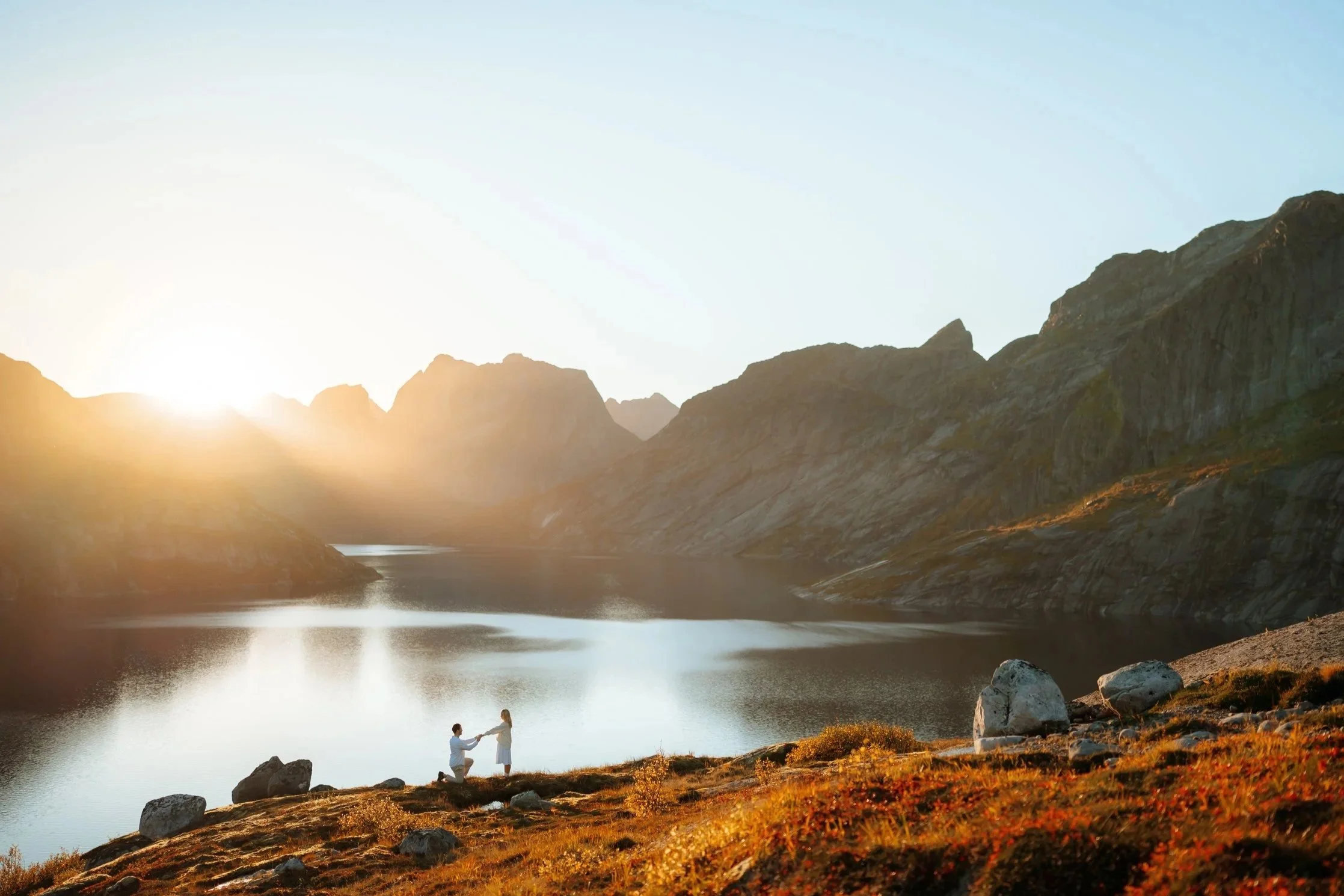 Book a relaxed couple photoshoot in Lofoten, Norway and capture your love with dramatic mountains, beaches, and fishing villages as your backdrop.