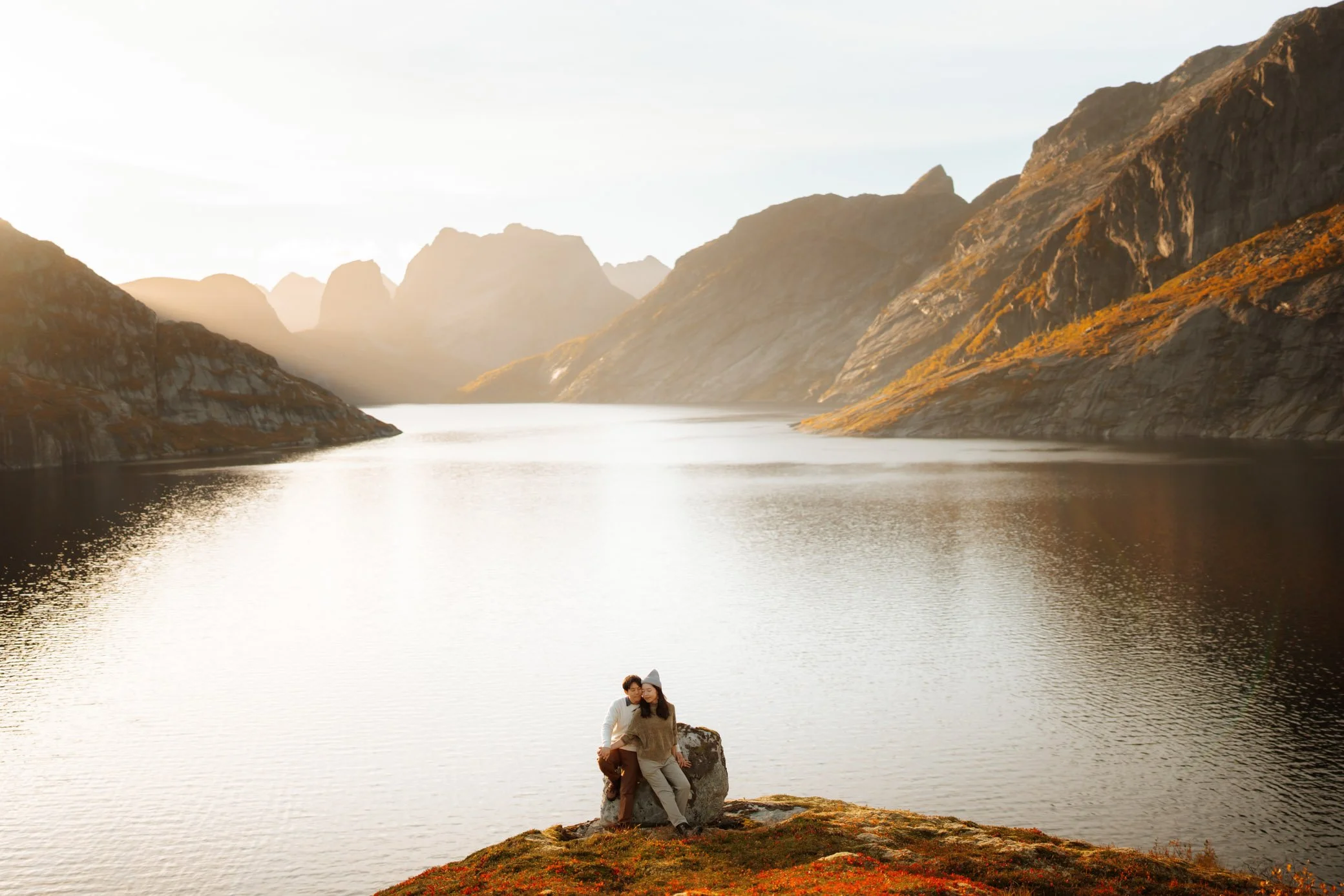 Autumn-lofoten-couple-photoshoot-10.jpg